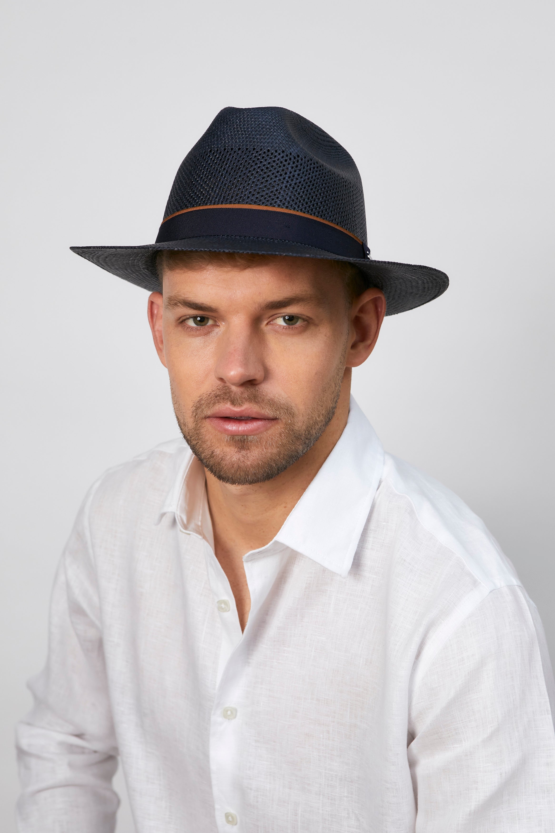 NOVA - Fedora calado ala corta