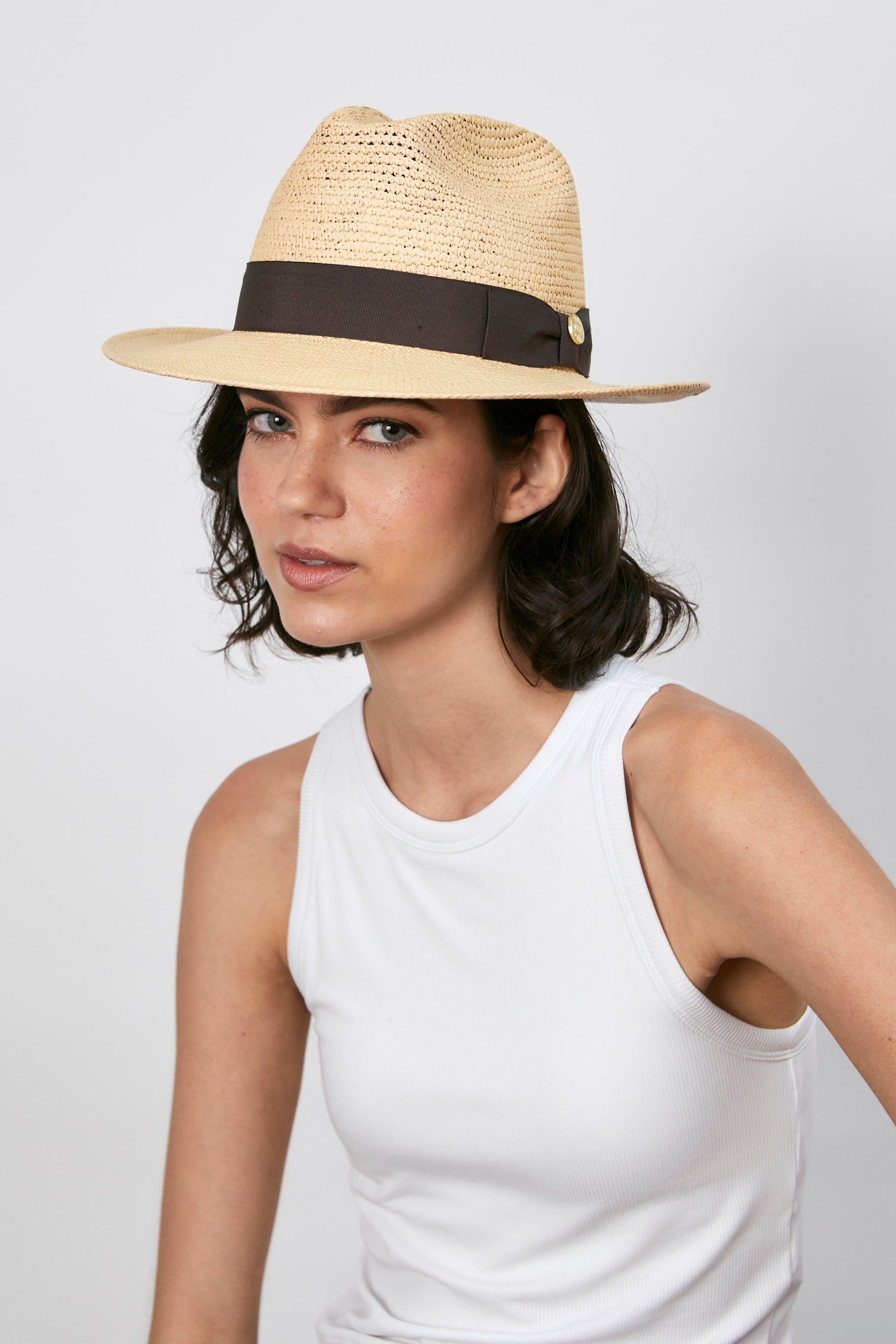 Abril- Fedora ala corta crochet