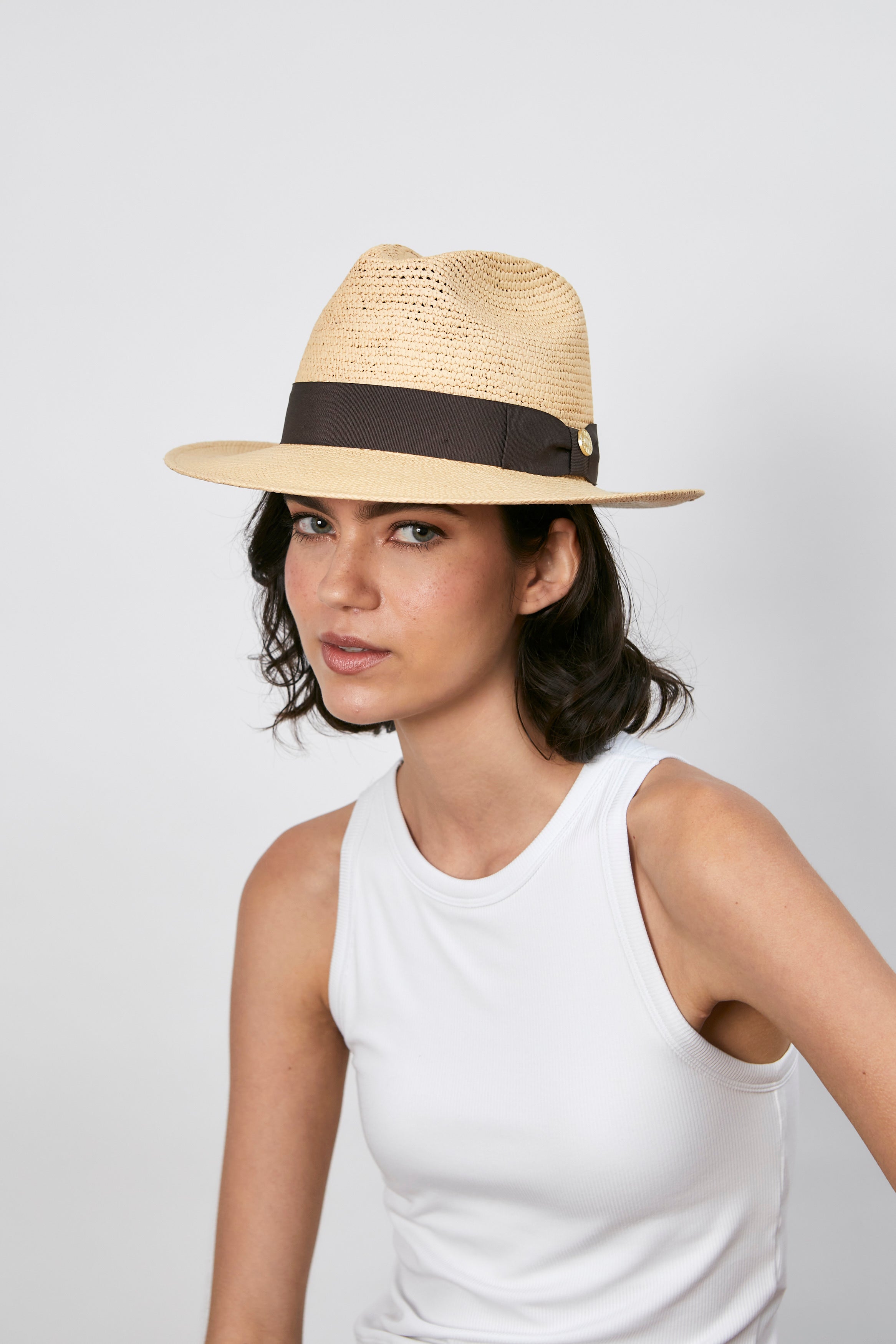 Abril- Fedora ala corta crochet