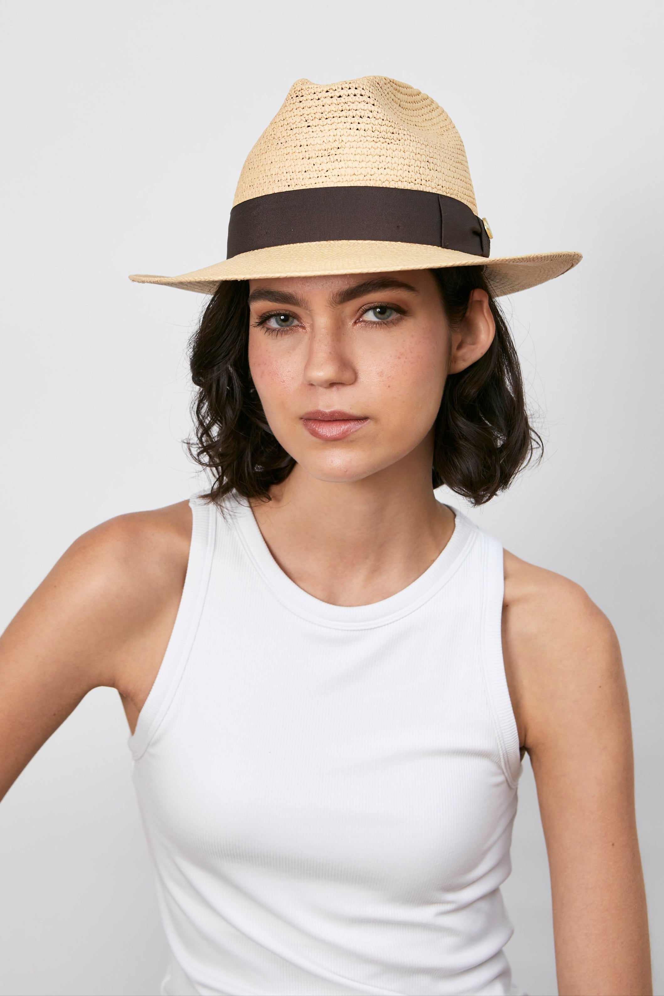 Abril- Fedora ala corta crochet