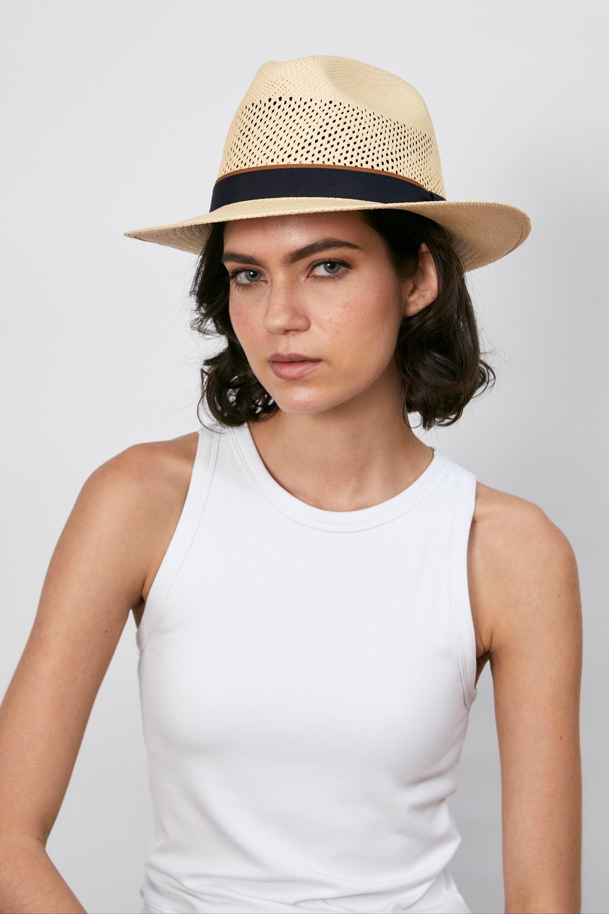 CALI - Fedora calado Ala corta