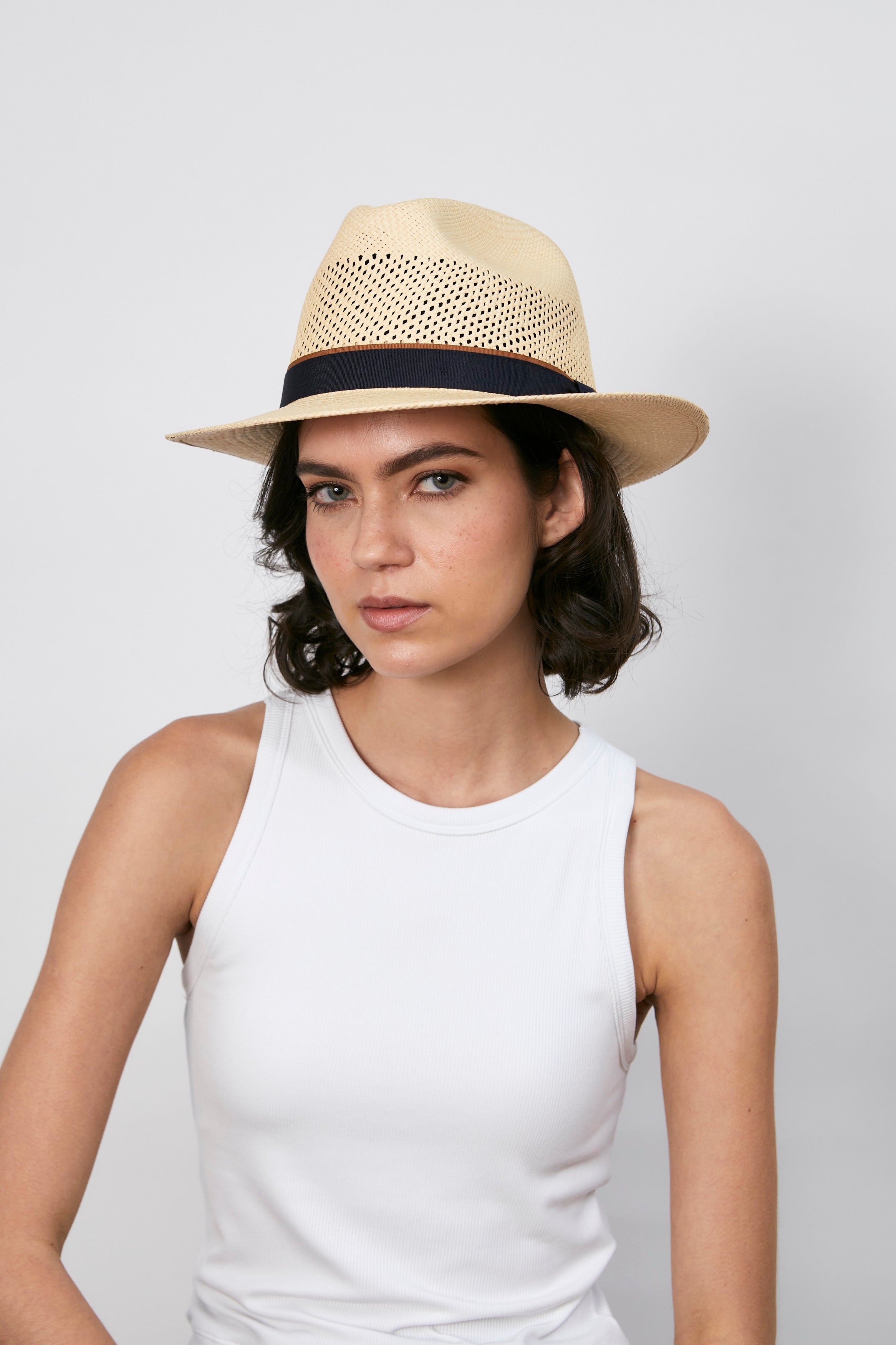 CALI - Fedora calado Ala corta