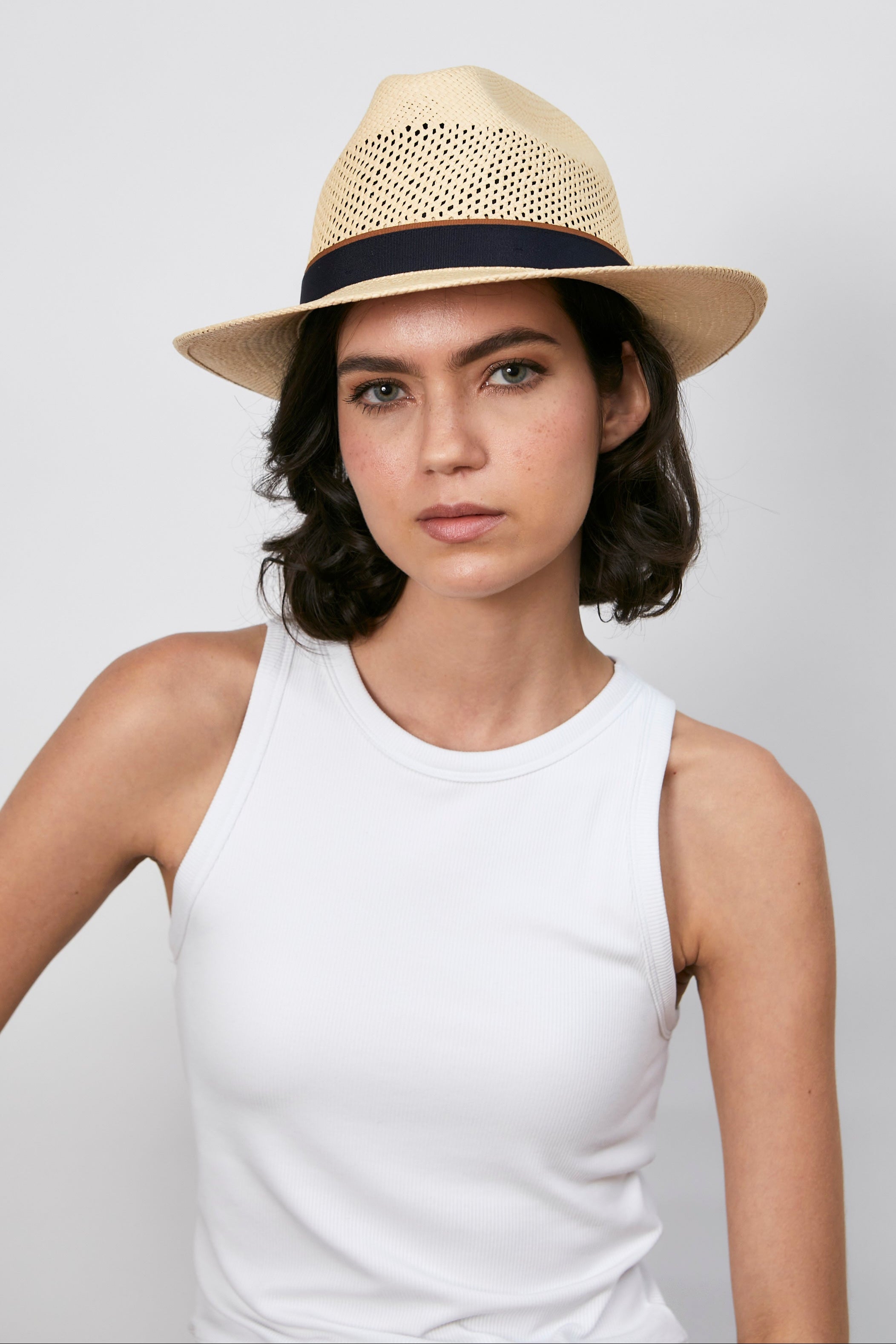 CALI - Fedora calado Ala corta