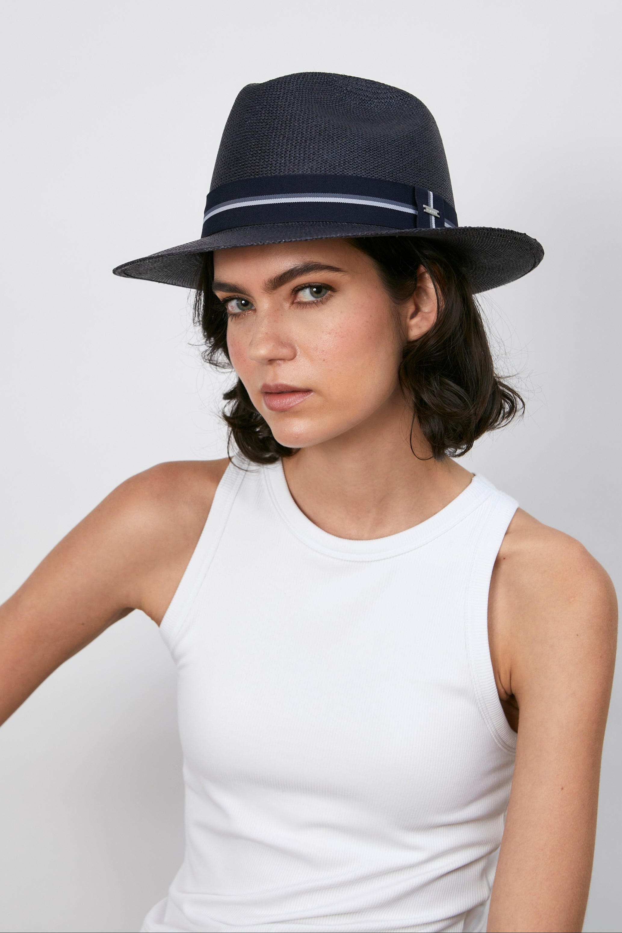 JUNO - Fedora clásico ala corta