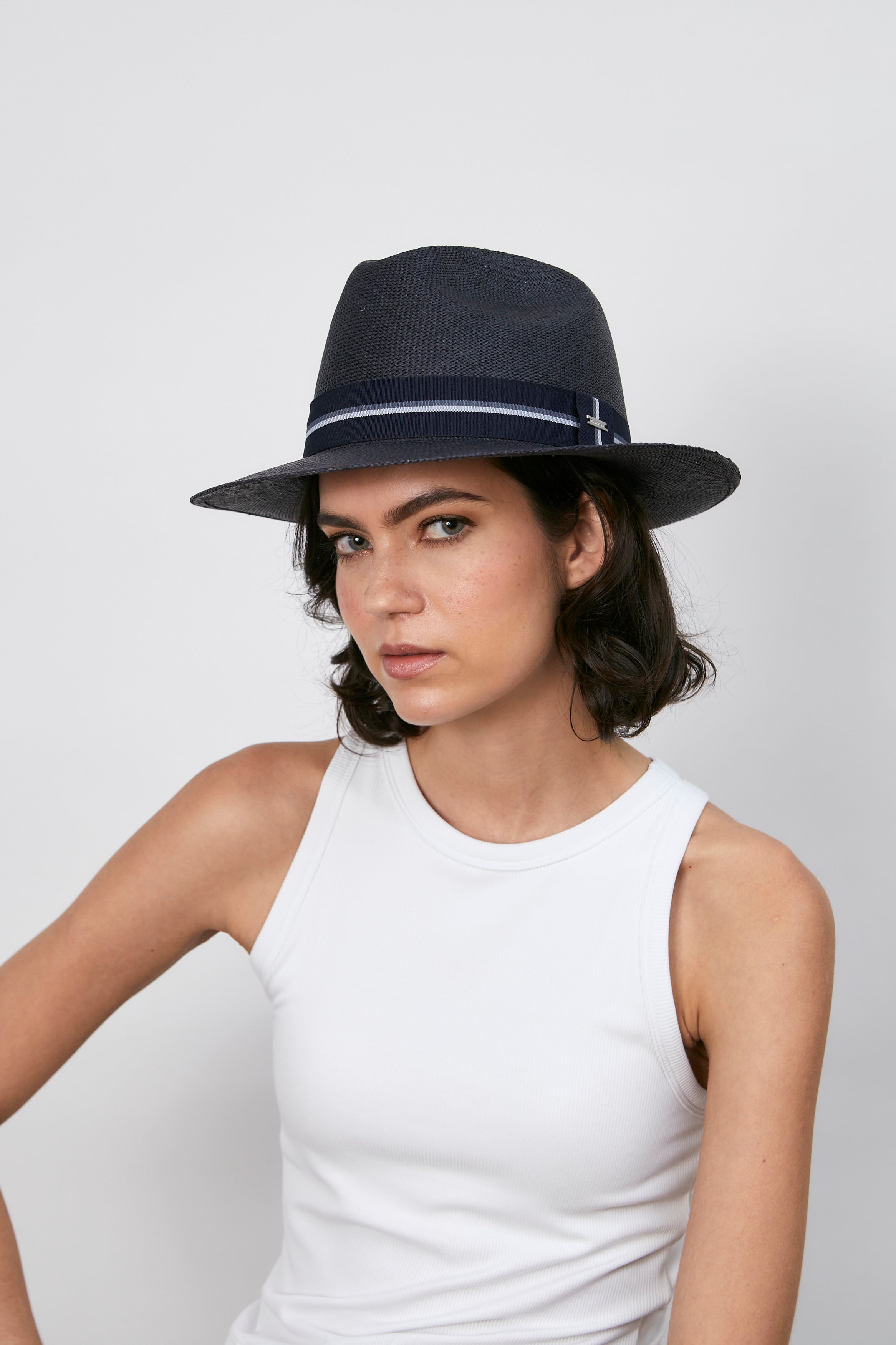 JUNO - Fedora clásico ala corta
