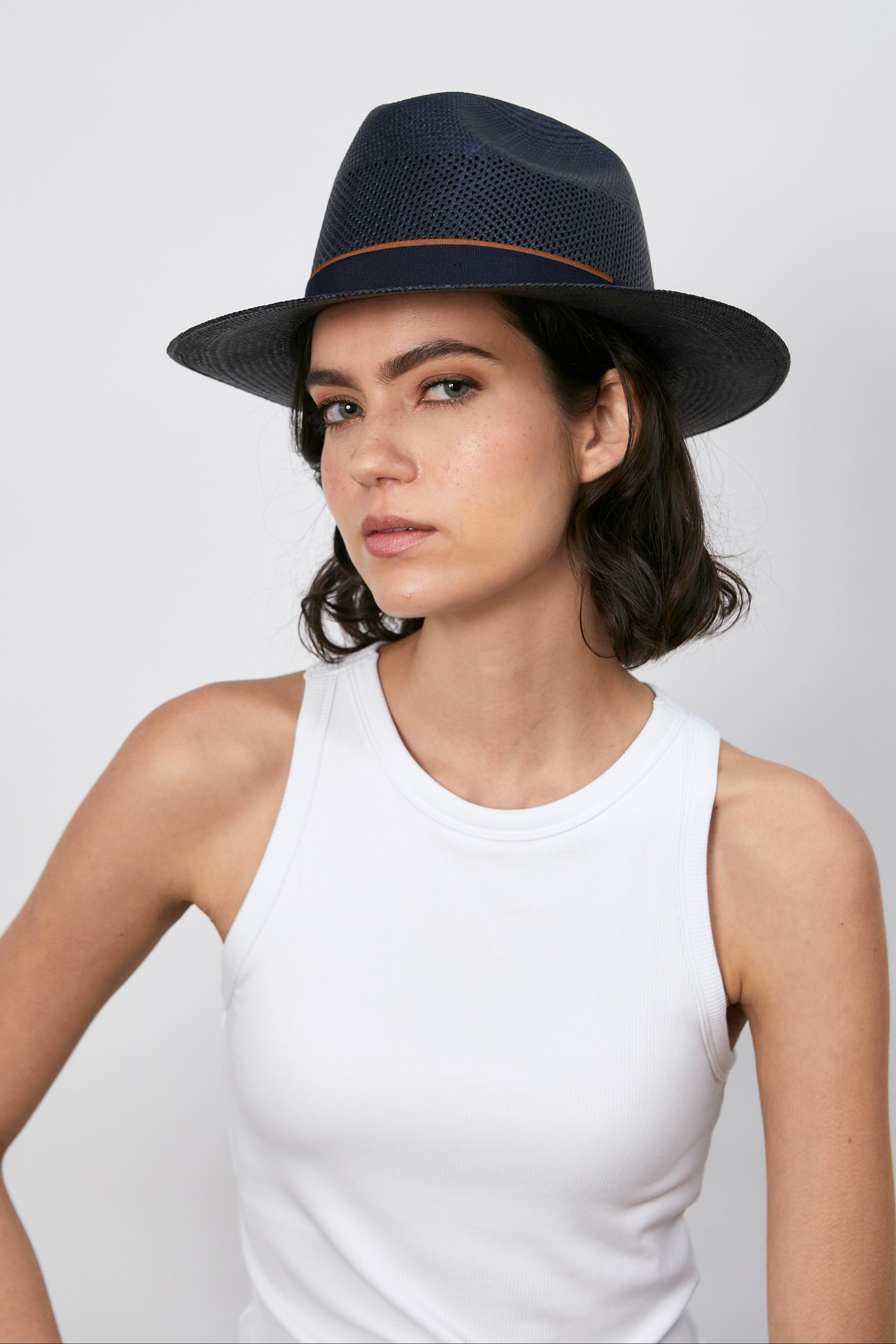 NOVA - Fedora calado ala corta