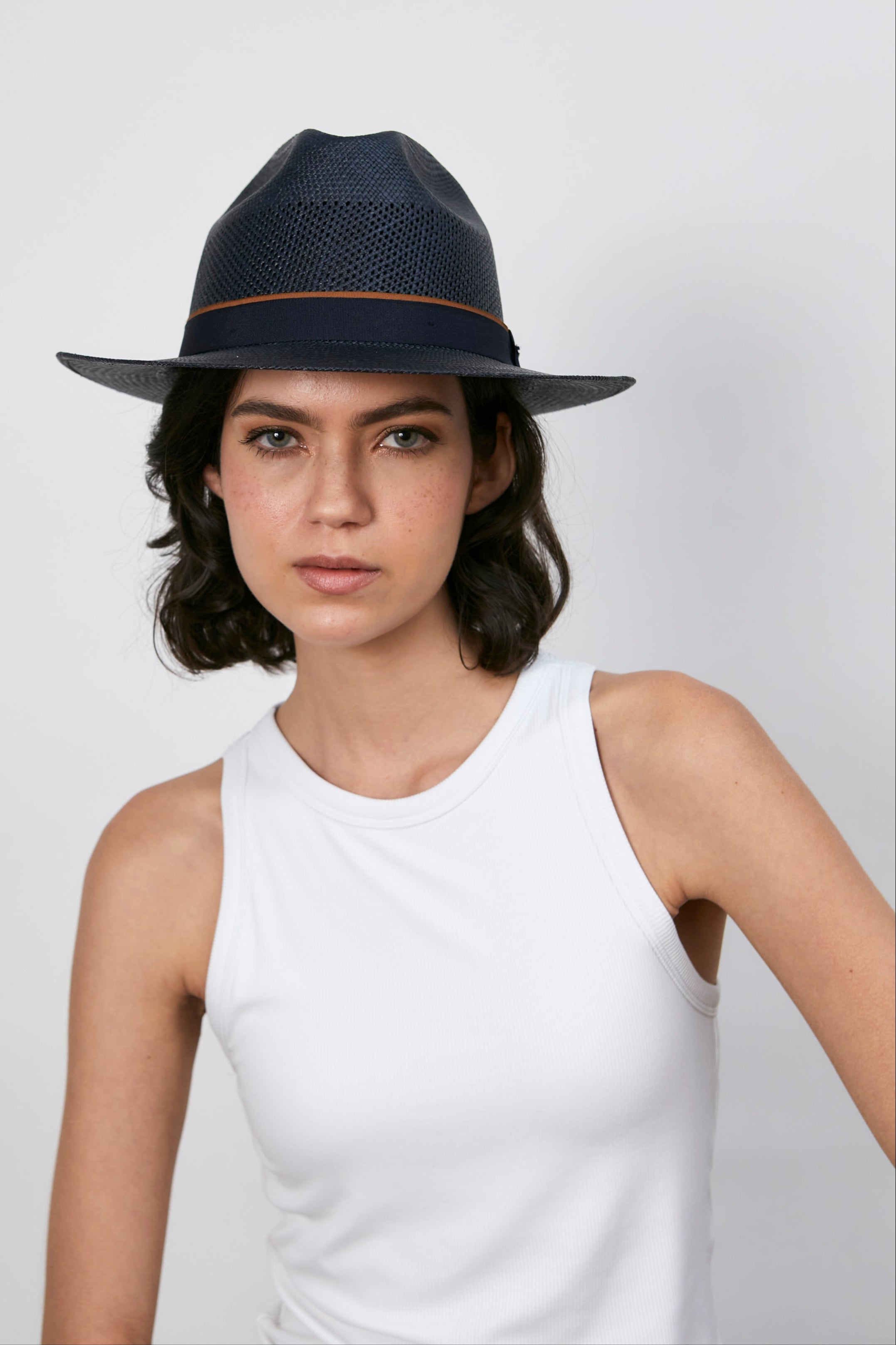NOVA - Fedora calado ala corta