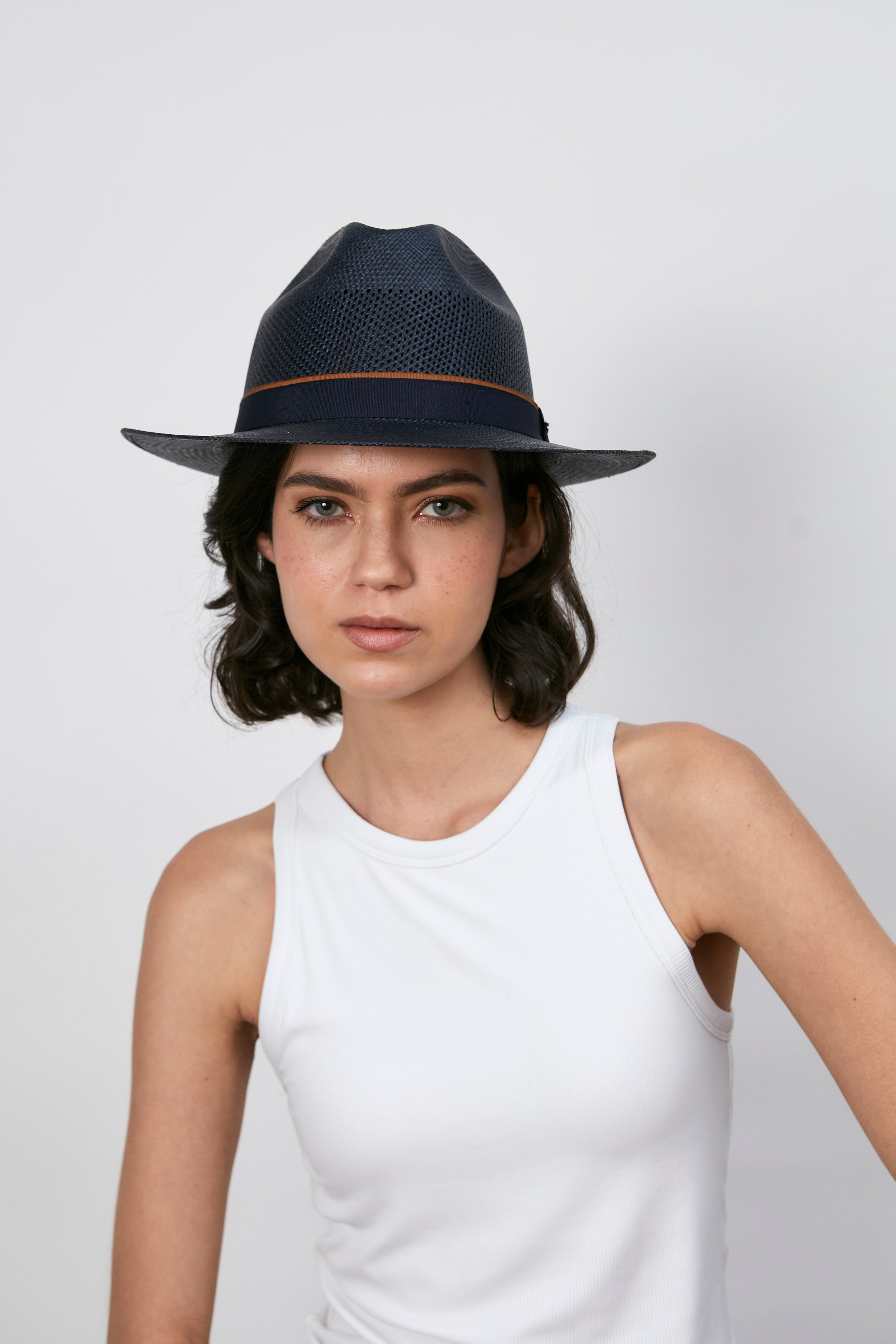 NOVA - Fedora calado ala corta