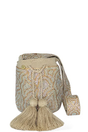 Cartera wayuu bag de algodón tejida a mano con aplicaciones de tela y brillos