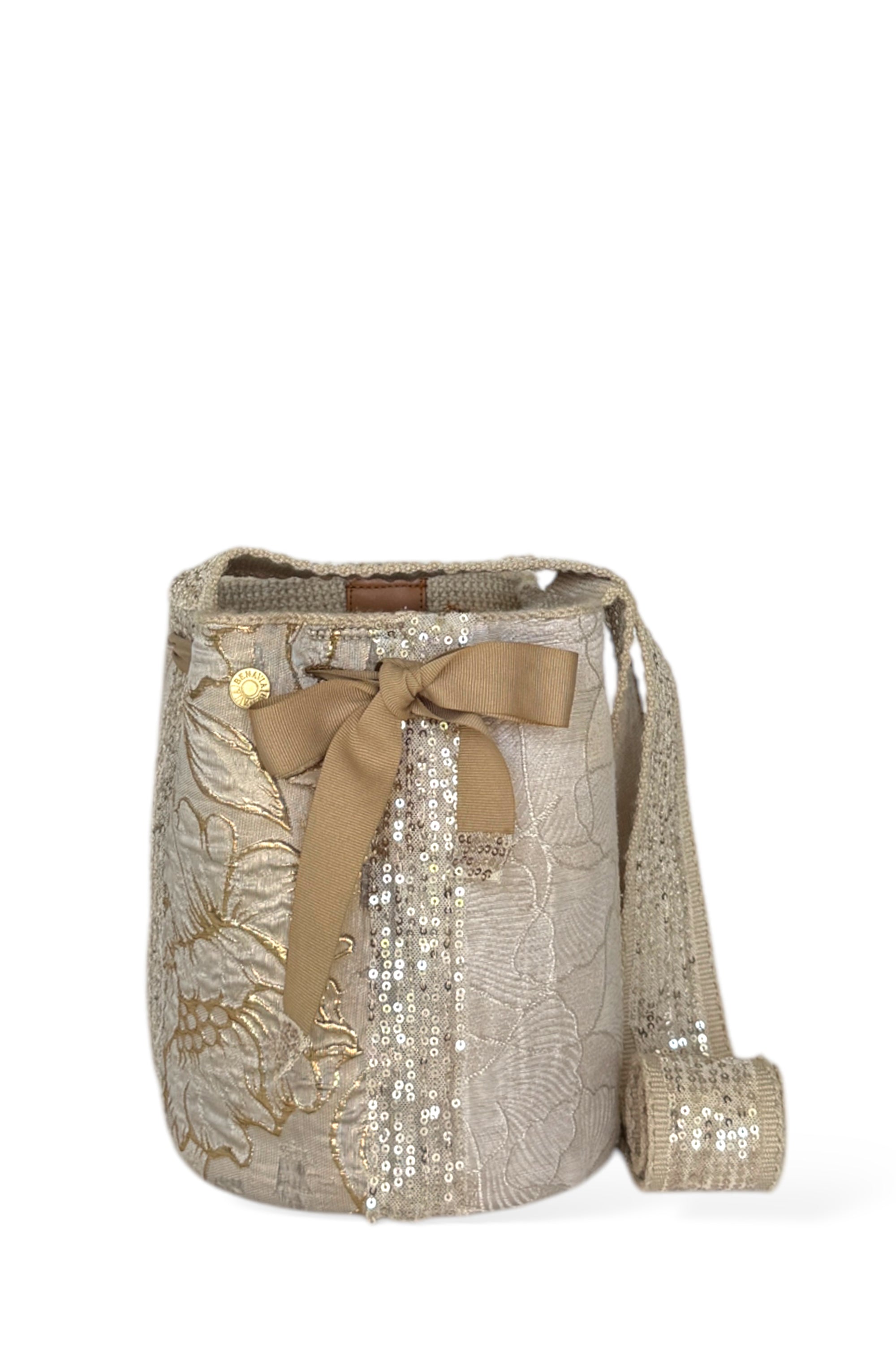 Cartera de algodón tejida a mano con aplicaciones de tela y brillos