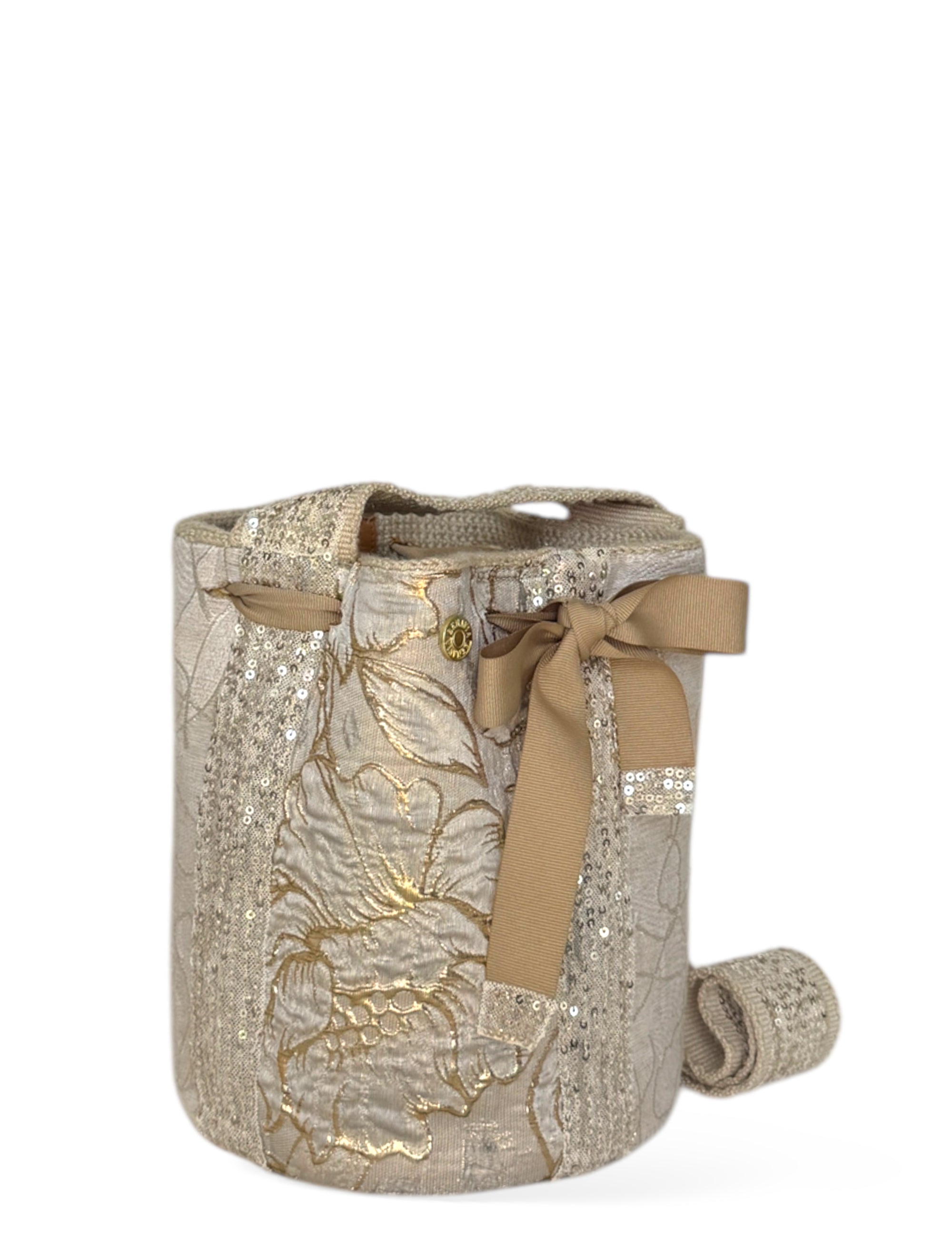Cartera de algodón tejida a mano con aplicaciones de tela y brillos