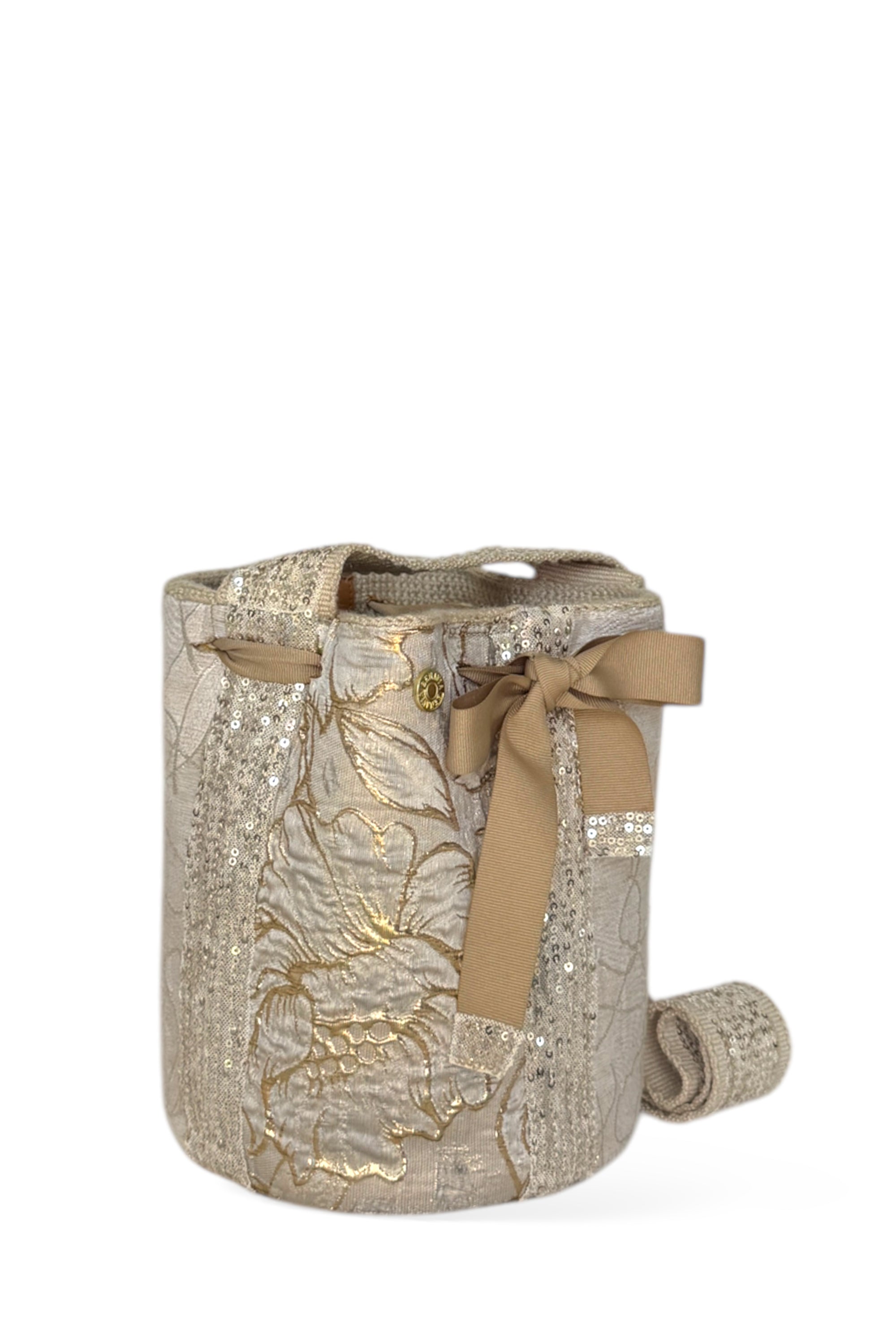 Cartera de algodón tejida a mano con aplicaciones de tela y brillos