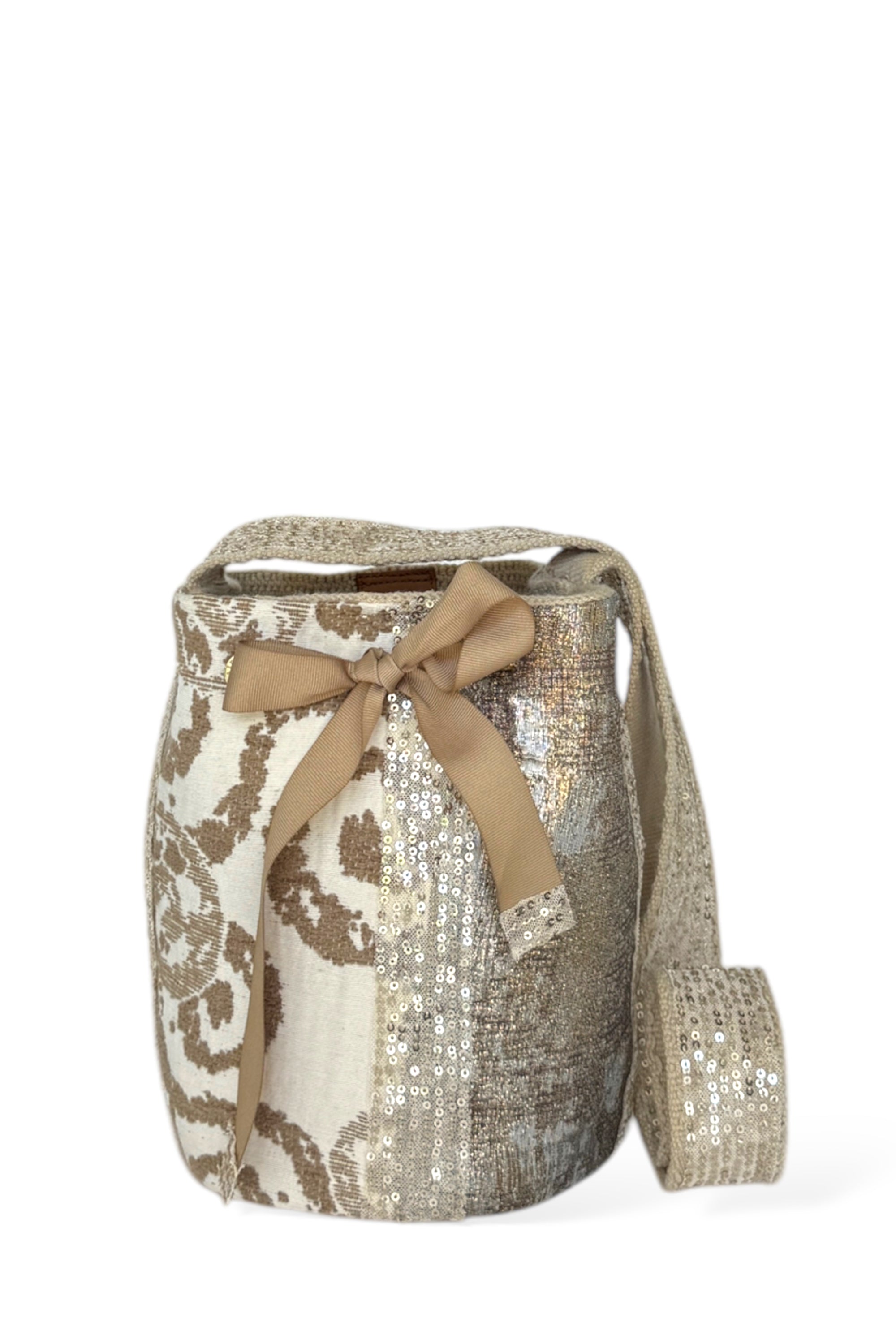 Cartera wayuu bag de algodón tejida a mano con aplicaciones de tela reciclada