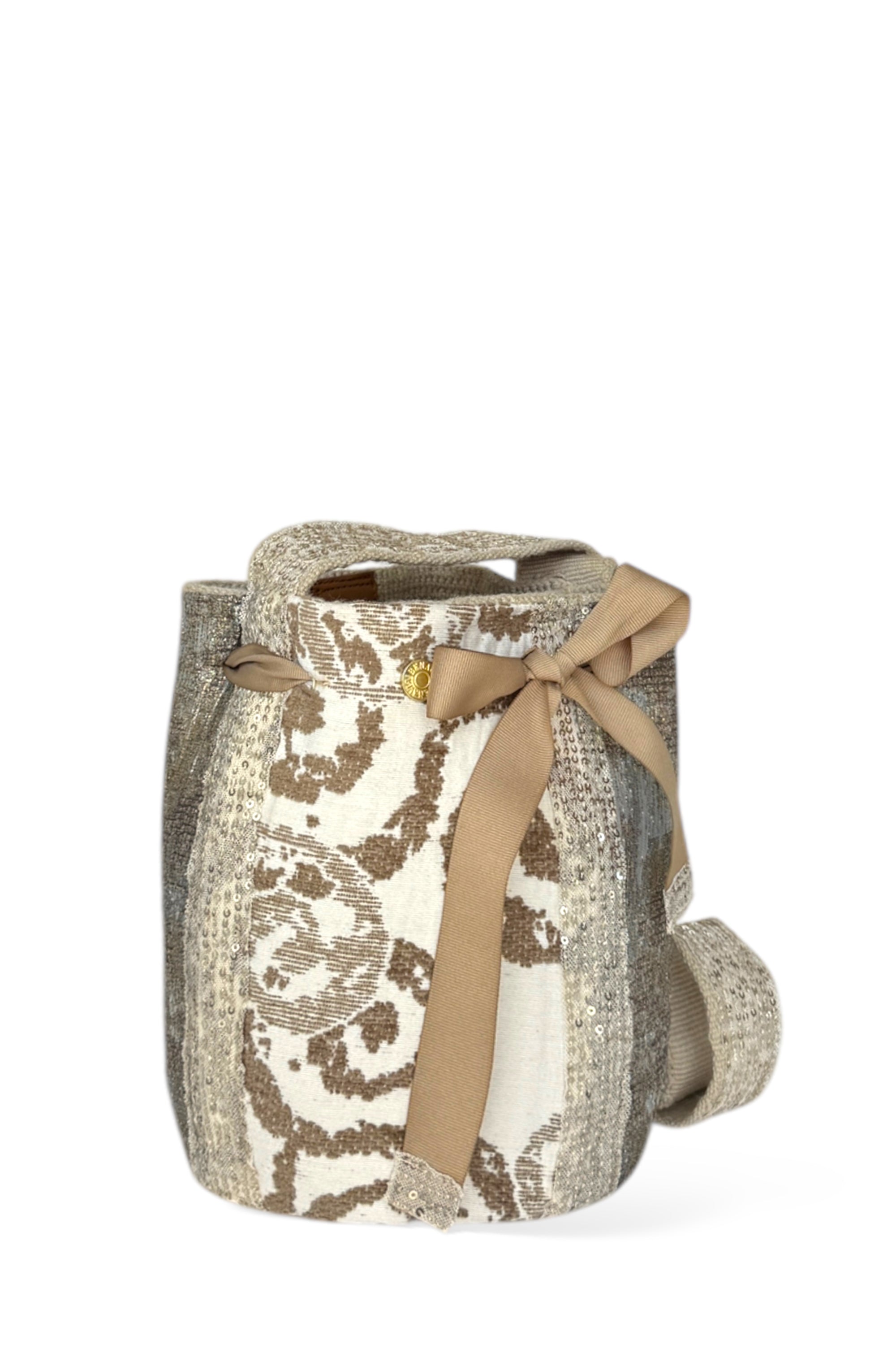 Cartera wayuu bag de algodón tejida a mano con aplicaciones de tela reciclada