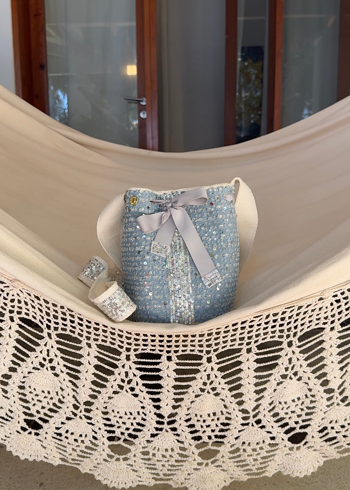 Cartera de algodón tejida a mano con aplicaciones de tela y brillos