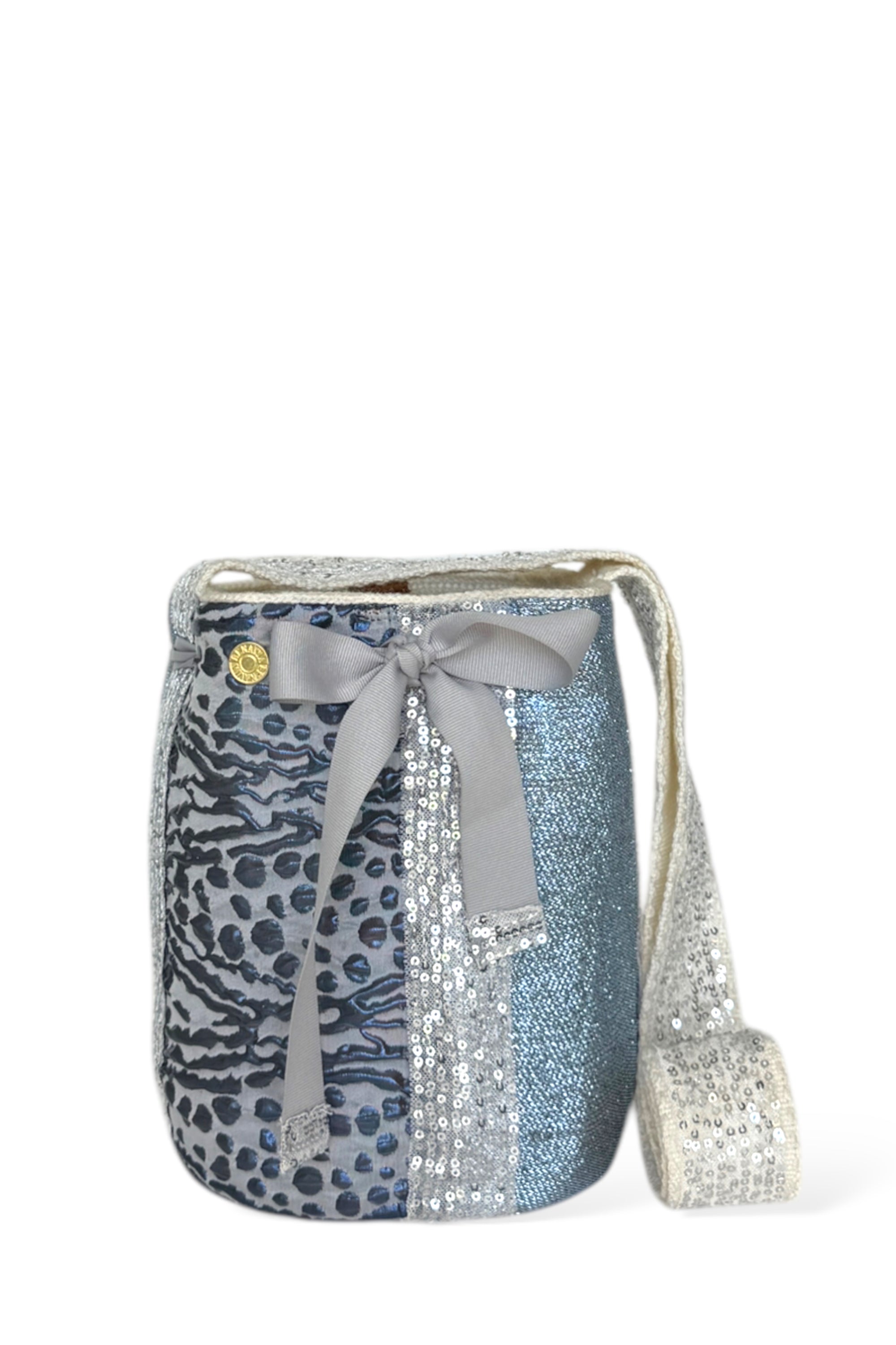 Cartera de algodón tejida a mano con aplicaciones de tela y brillos