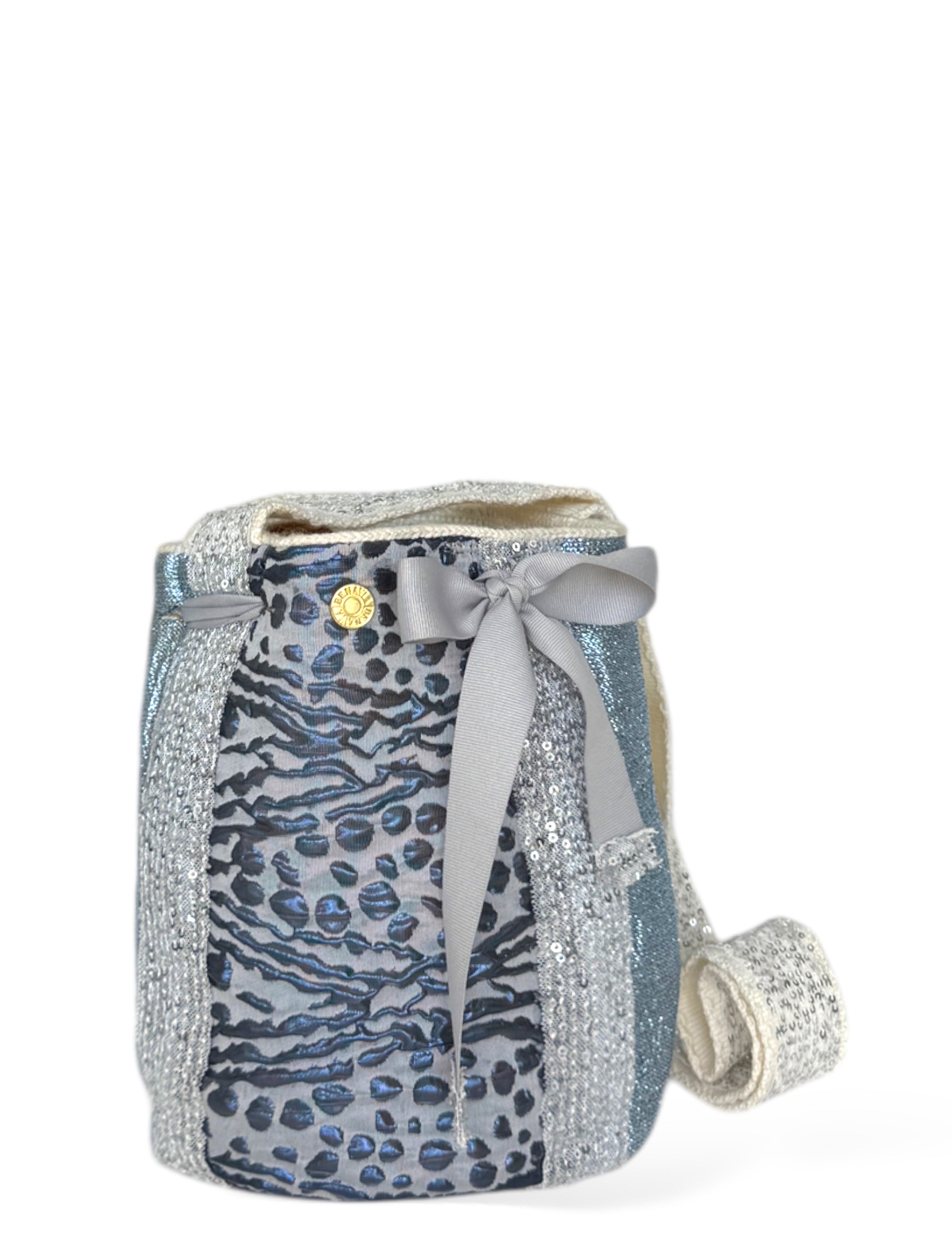 Cartera de algodón tejida a mano con aplicaciones de tela y brillos