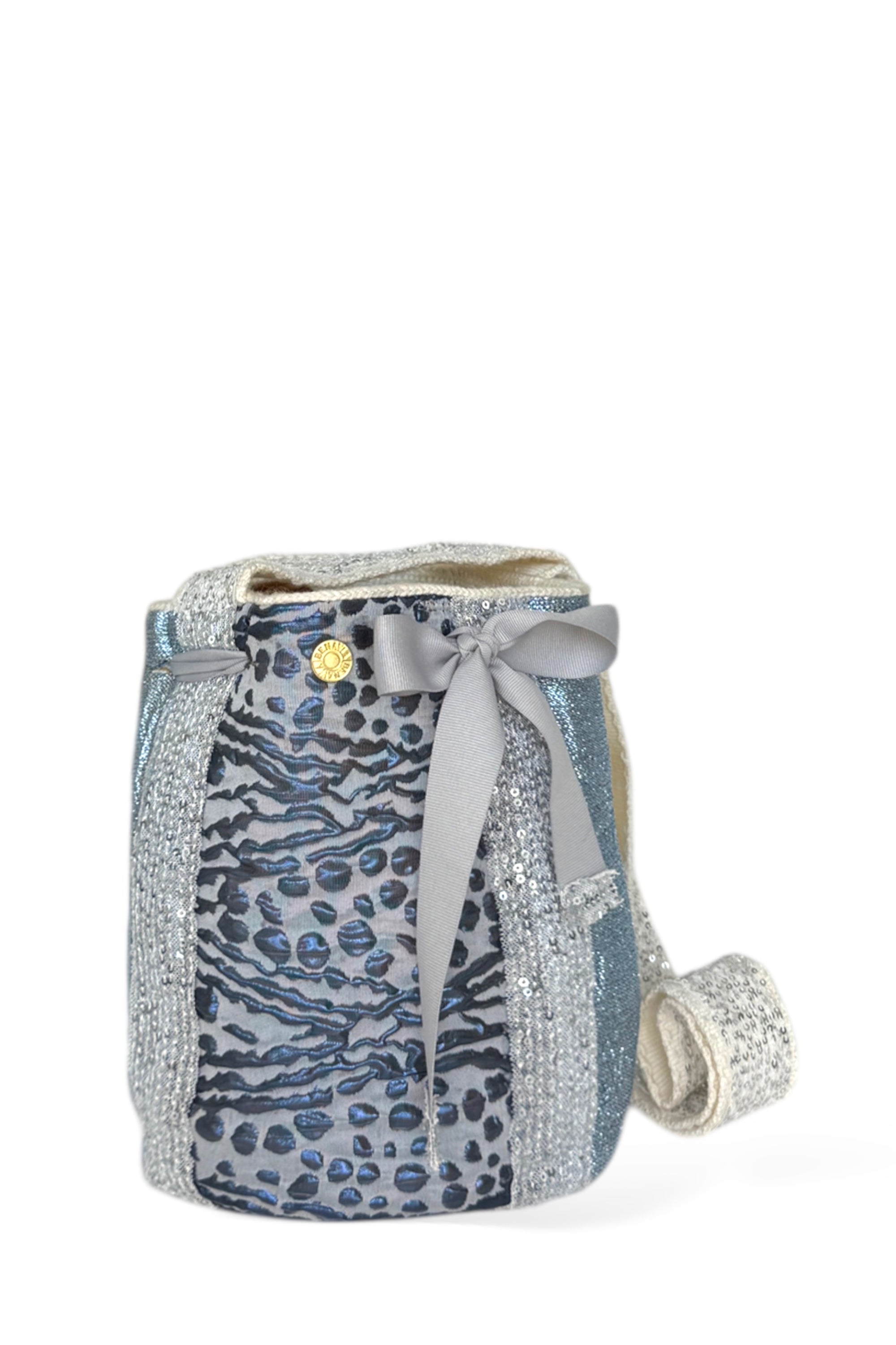 Cartera de algodón tejida a mano con aplicaciones de tela y brillos