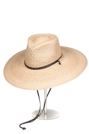 Sombrero de Paja Alba en color Arena. Hecho de 100% paja toquilla con un cintillo decorativo de cuero. Panama hat tejido a mano en Ecuador. Tamaño Regulable.