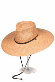 Sombrero de Paja Alba en color Camel. Hecho de 100% paja toquilla con un cintillo decorativo de cuero. Panama hat tejido a mano en Ecuador. Tamaño Regulable.