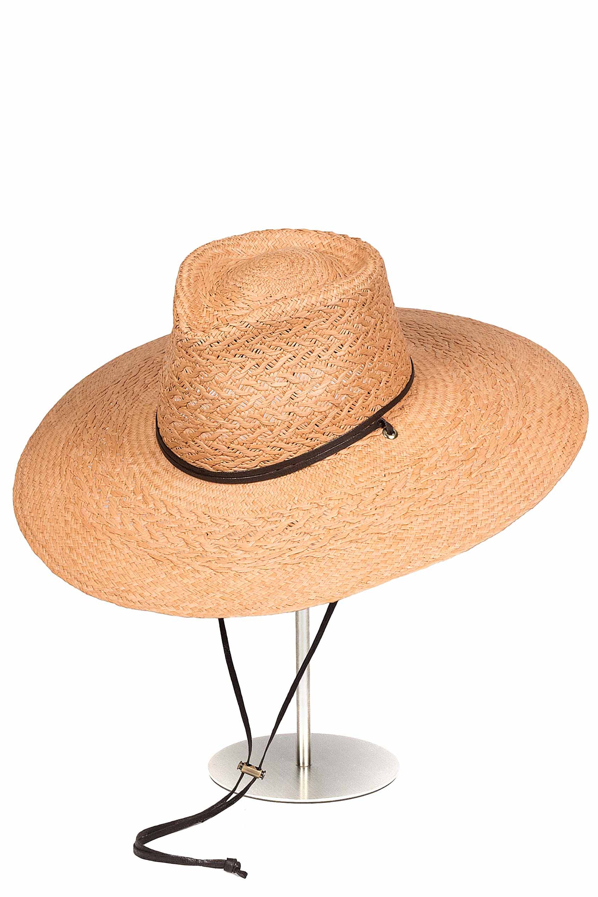 Sombrero de Paja Alba en color Camel. Hecho de 100% paja toquilla con un cintillo decorativo de cuero. Panama hat tejido a mano en Ecuador. Tamaño Regulable.