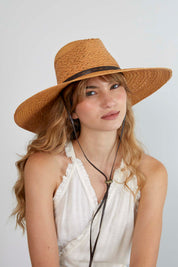 Sombrero de Paja Alba en color Camel. Hecho de 100% paja toquilla con un cintillo decorativo de cuero. Panama hat tejido a mano en Ecuador. Tamaño Regulable.