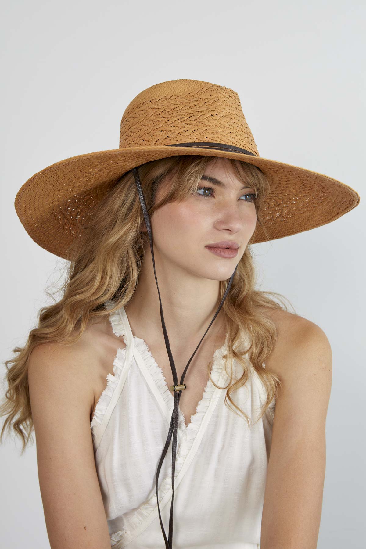 Sombrero de Paja Alba en color Camel. Hecho de 100% paja toquilla con un cintillo decorativo de cuero. Panama hat tejido a mano en Ecuador. Tamaño Regulable.
