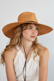 Sombrero de Paja Alba en color Camel. Hecho de 100% paja toquilla con un cintillo decorativo de cuero. Panama hat tejido a mano en Ecuador. Tamaño Regulable.