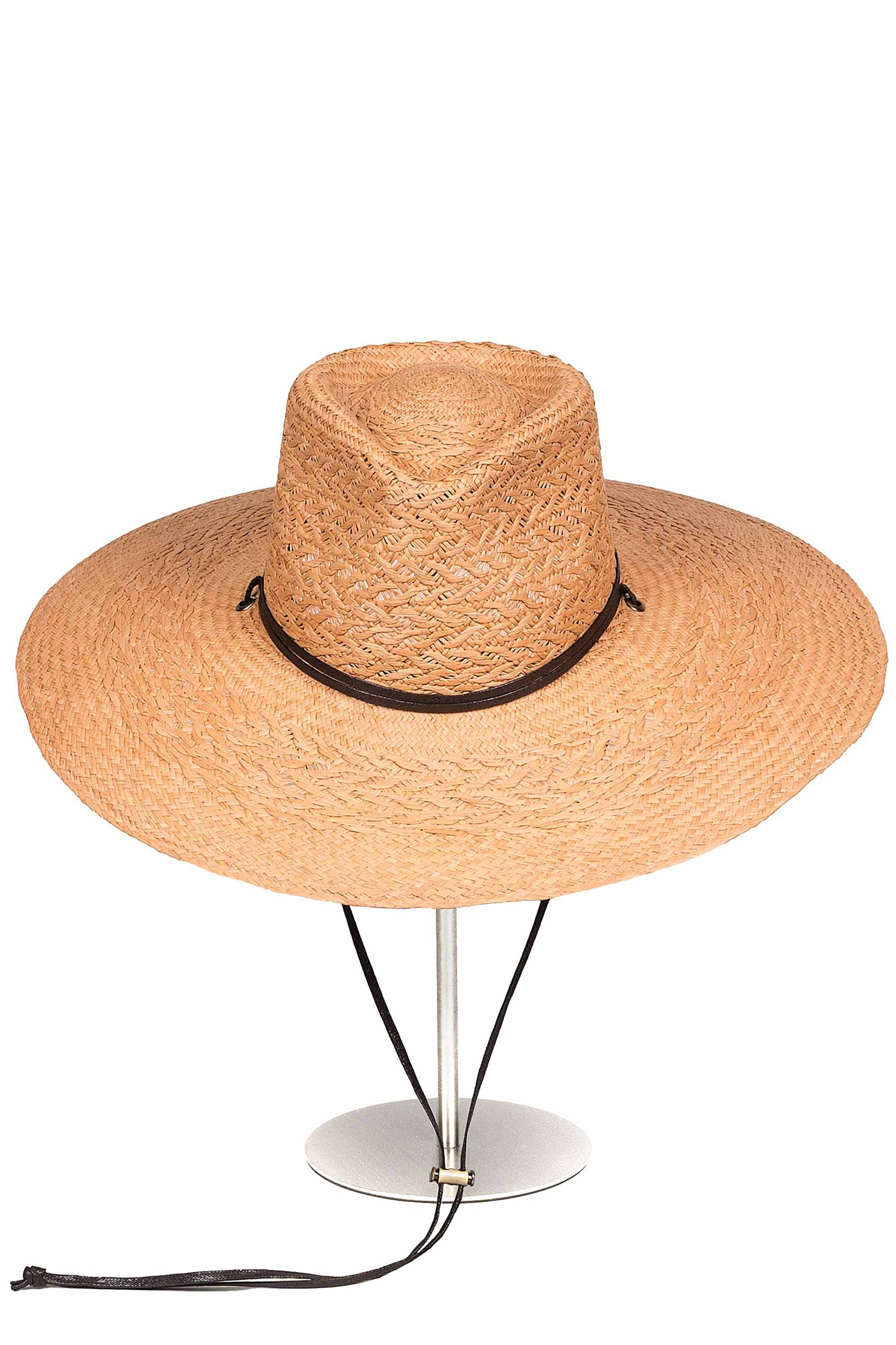 Sombrero de Paja Alba en color Camel. Hecho de 100% paja toquilla con un cintillo decorativo de cuero. Panama hat tejido a mano en Ecuador. Tamaño Regulable.