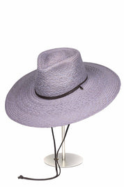 Sombrero de Paja Alba en color Mora. Hecho de 100% paja toquilla con un cintillo decorativo de cuero. Panama hat tejido a mano en Ecuador. Tamaño Regulable.