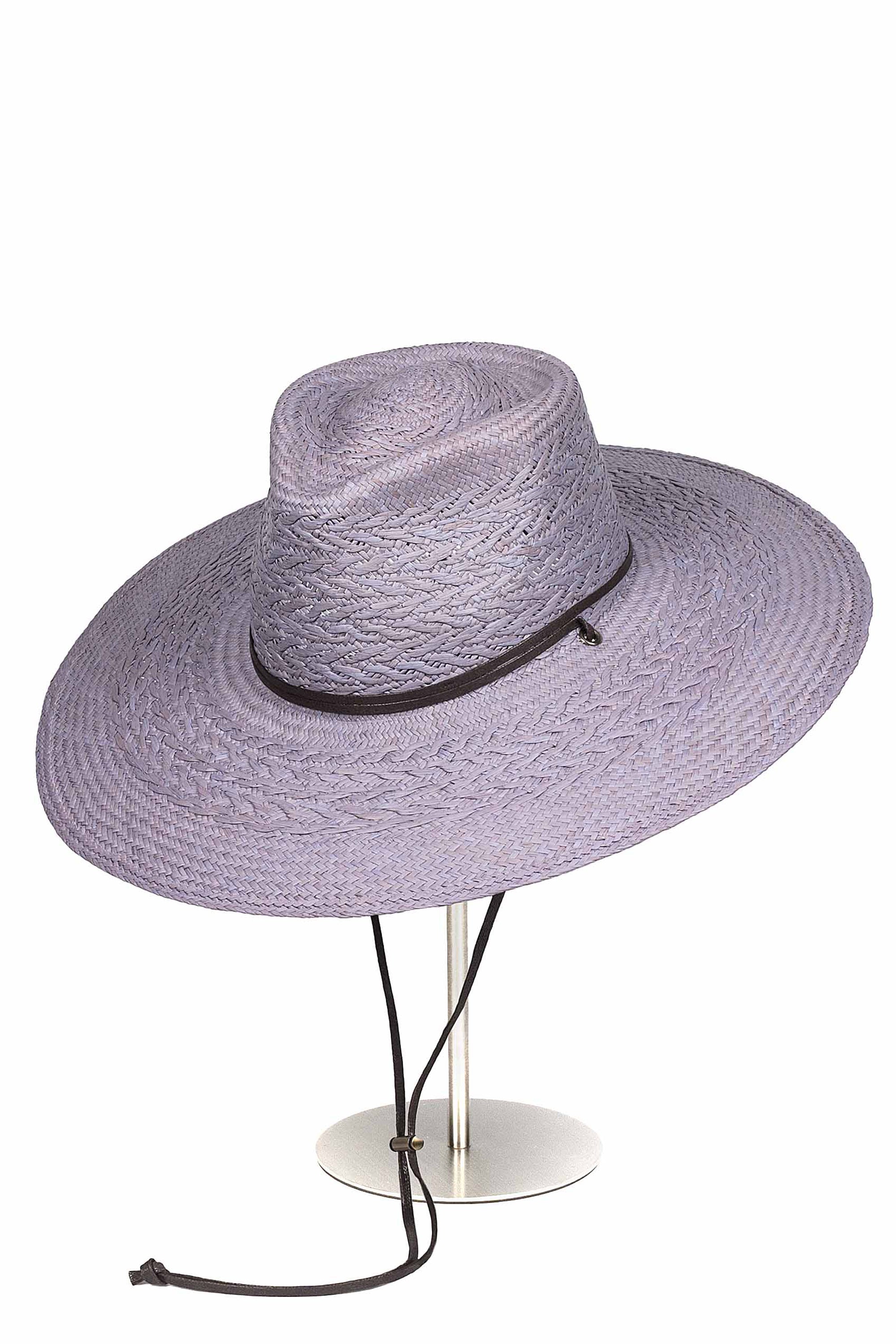 Sombrero de Paja Alba en color Mora. Hecho de 100% paja toquilla con un cintillo decorativo de cuero. Panama hat tejido a mano en Ecuador. Tamaño Regulable.