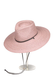 Sombrero de Paja Alba en color Palo Rosa. Hecho de 100% paja toquilla con un cintillo decorativo de cuero. Panama hat tejido a mano en Ecuador. Tamaño Regulable.