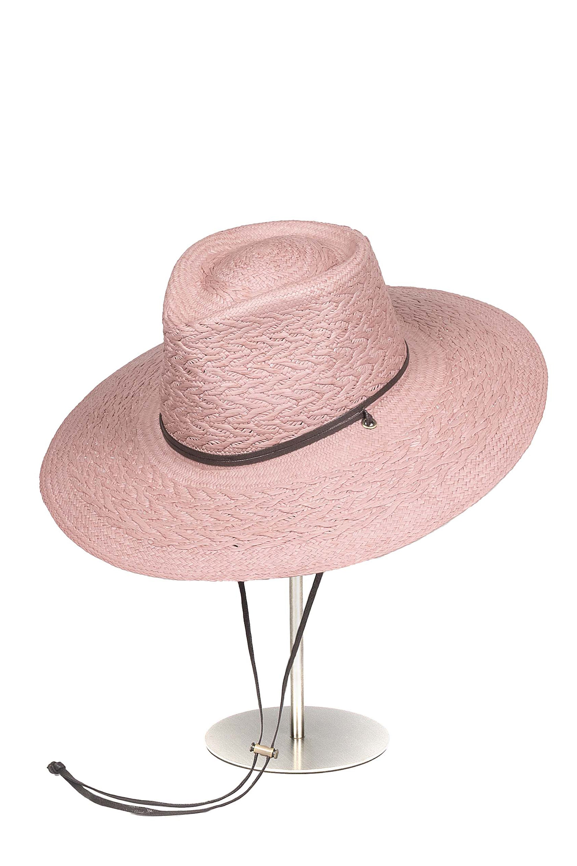 Sombrero de Paja Alba en color Palo Rosa. Hecho de 100% paja toquilla con un cintillo decorativo de cuero. Panama hat tejido a mano en Ecuador. Tamaño Regulable.