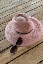 Sombrero de Paja Alba en color Palo Rosa. Hecho de 100% paja toquilla con un cintillo decorativo de cuero. Panama hat tejido a mano en Ecuador. Tamaño Regulable.