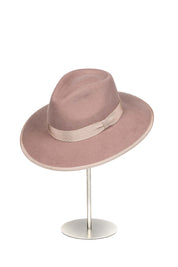 Sombrero Alina en color Palo Rosa. Hecho de 100% de Lana, con un cintillo decorativo italiano. Fabricado en ecuador. Tamaño Regulable.