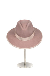 Sombrero Alina en color Palo Rosa. Hecho de 100% de Lana, con un cintillo decorativo italiano. Fabricado en ecuador. Tamaño Regulable.