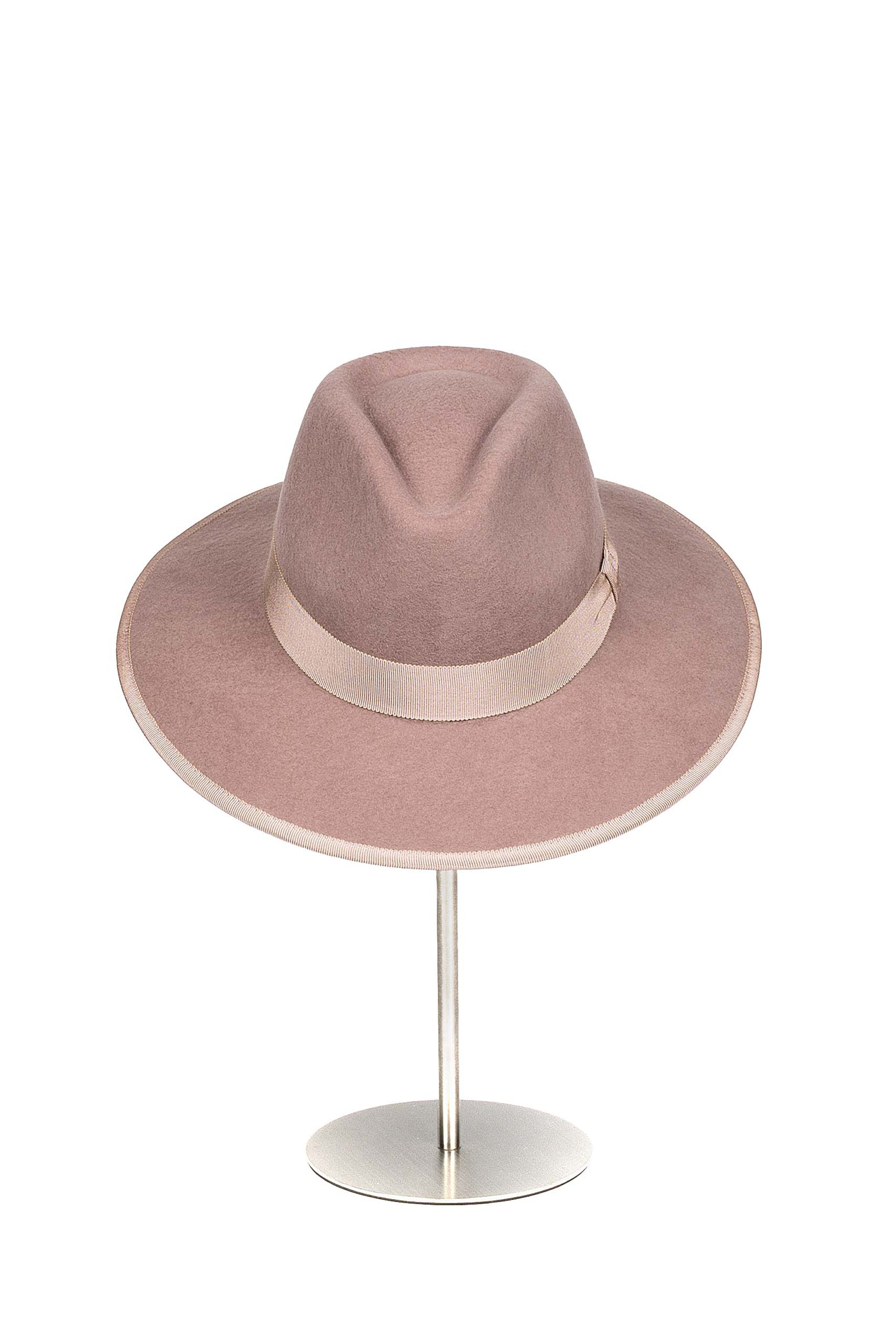 Sombrero Alina en color Palo Rosa. Hecho de 100% de Lana, con un cintillo decorativo italiano. Fabricado en ecuador. Tamaño Regulable.