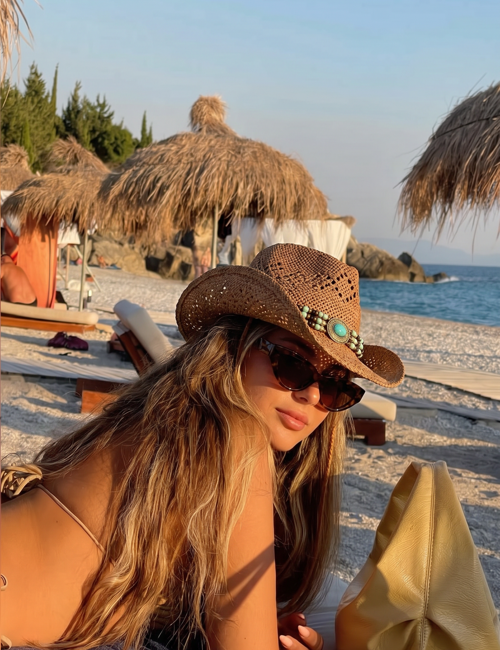 cambiale_los_lentes_a_la_model_Nano_Banana_Pro_651303.png