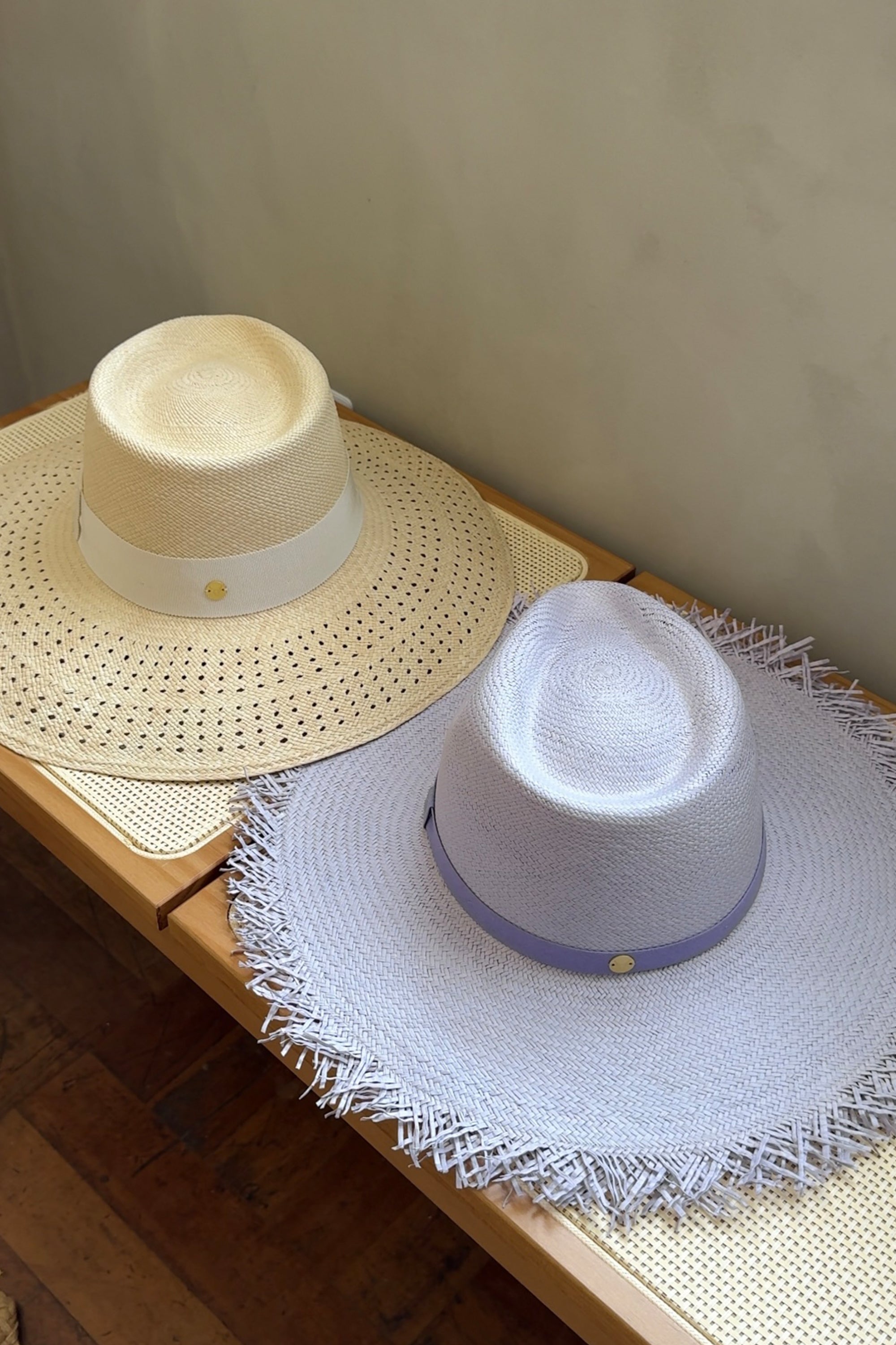 Sombrero de Paja Cameila. Hecho de 100% paja toquilla con un cintillo decorativo italiano. Panama hat tejido a mano en Ecuador. Tamaño Regulable.