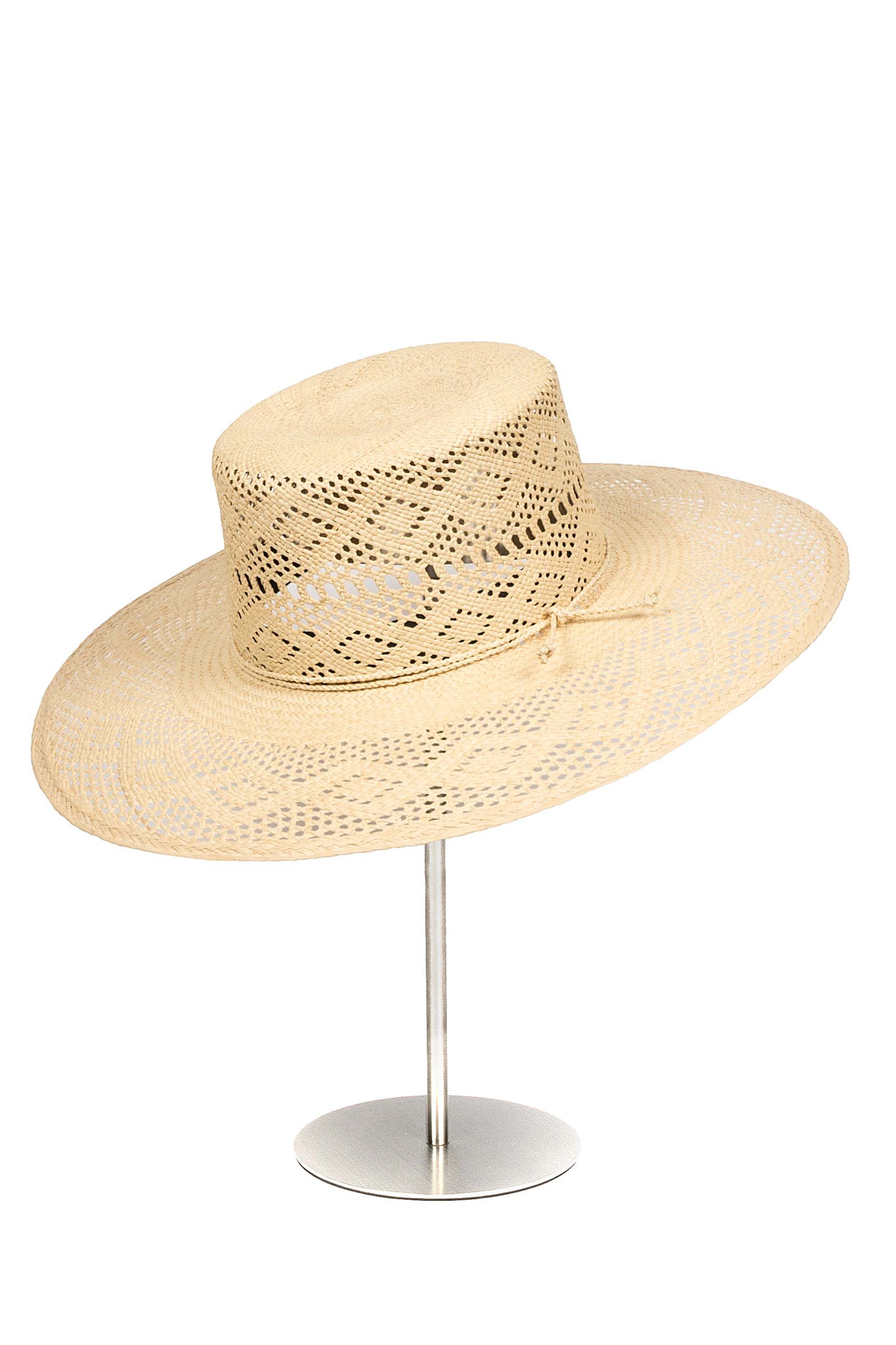 Sombrero de Paja Daniela. Hecho de 100% paja toquilla con un cintillo decorativo trenzado. Panama hat tejido a mano en Ecuador. Tamaño Regulable.