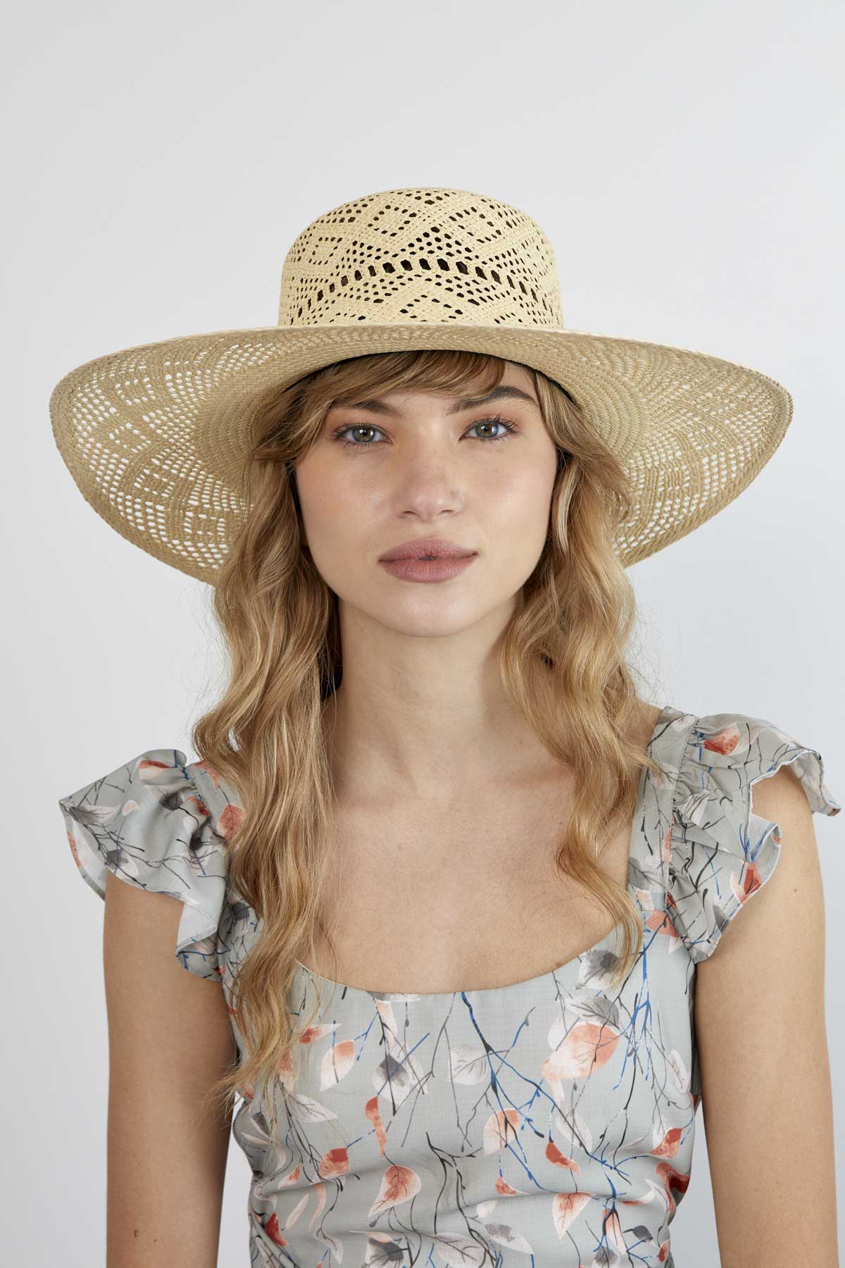 Sombrero de Paja Daniela. Hecho de 100% paja toquilla con un cintillo decorativo trenzado. Panama hat tejido a mano en Ecuador. Tamaño Regulable.