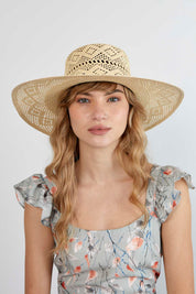 Sombrero de Paja Daniela. Hecho de 100% paja toquilla con un cintillo decorativo trenzado. Panama hat tejido a mano en Ecuador. Tamaño Regulable.