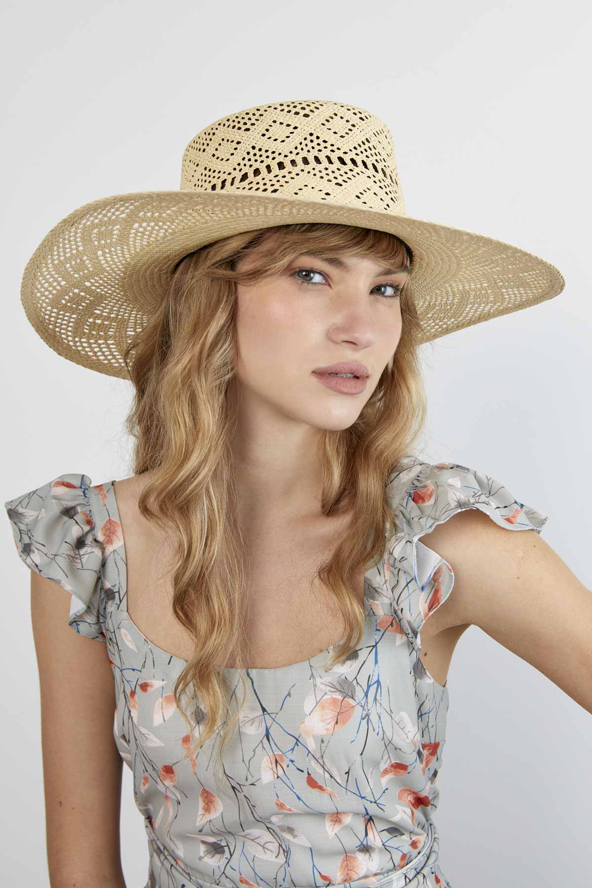Sombrero de Paja Daniela. Hecho de 100% paja toquilla con un cintillo decorativo trenzado. Panama hat tejido a mano en Ecuador. Tamaño Regulable.