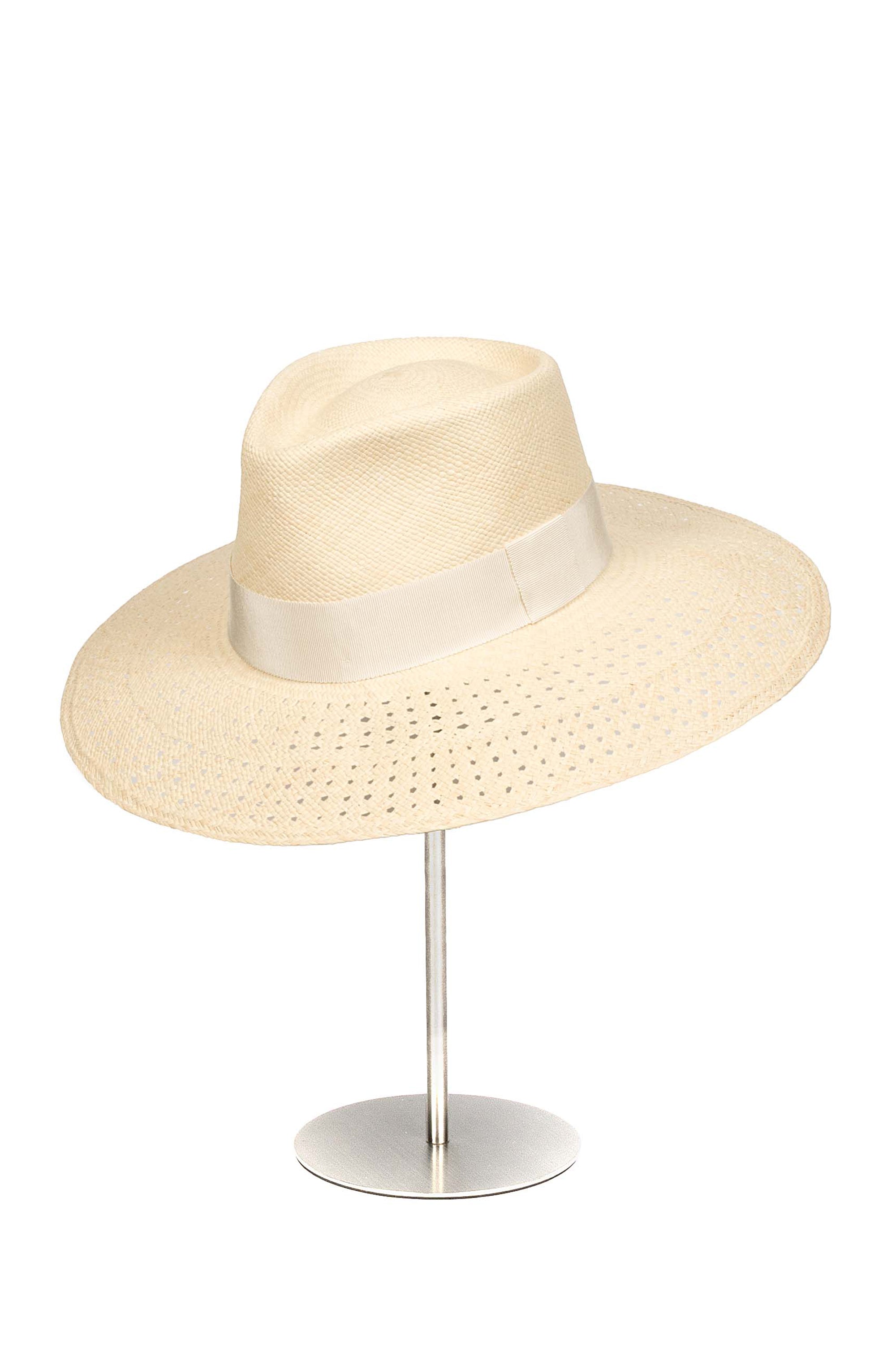 Sombrero de Paja Emilia. Hecho de 100% paja toquilla con un cintillo decorativo italiano. Panama hat tejido a mano en Ecuador. Tamaño Regulable.