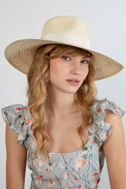 Sombrero de Paja Emilia. Hecho de 100% paja toquilla con un cintillo decorativo italiano. Panama hat tejido a mano en Ecuador. Tamaño Regulable.