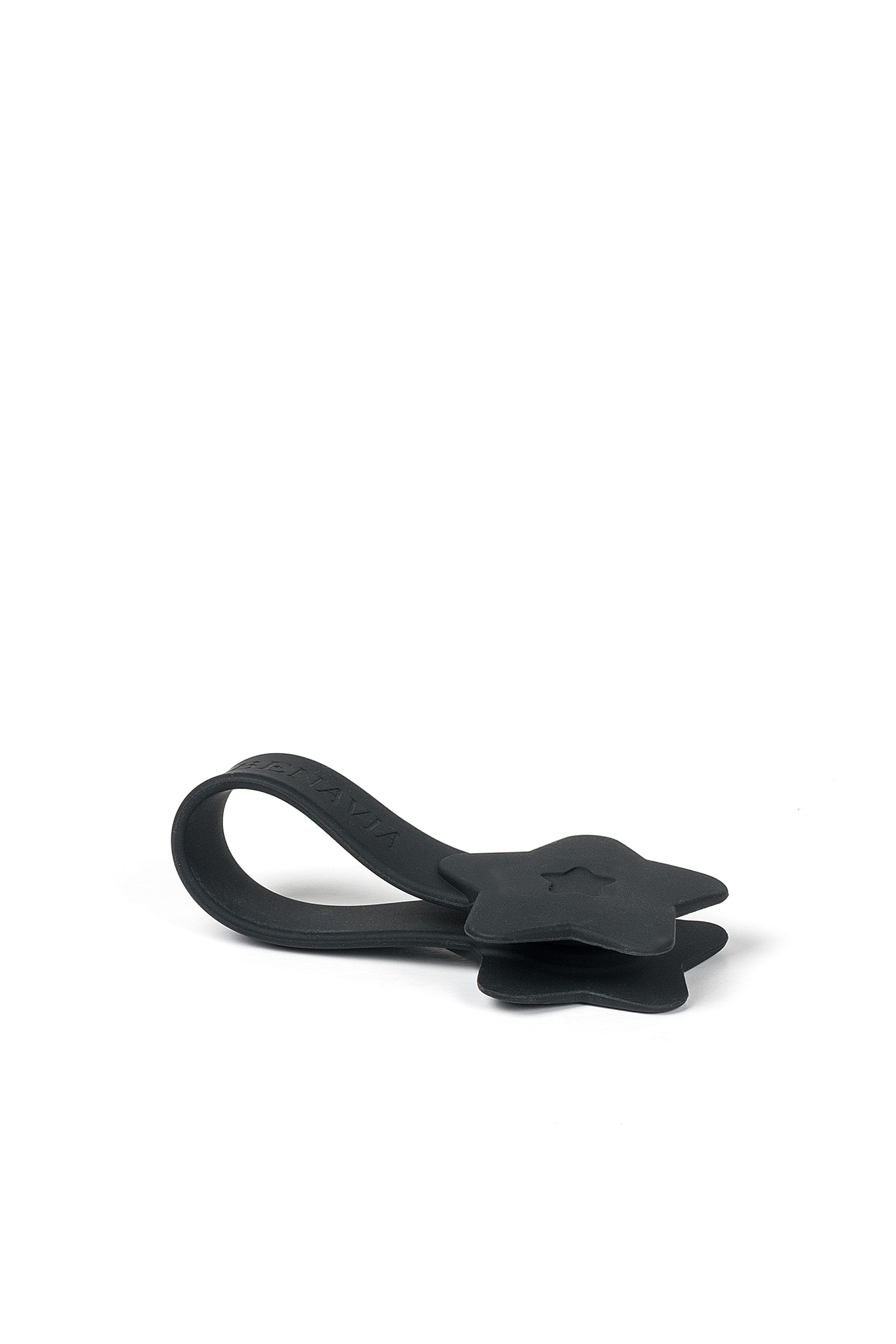 Clip porta sombrero ideal para viajes, en forma de estrella en color negro. Hecho de Silicona.
