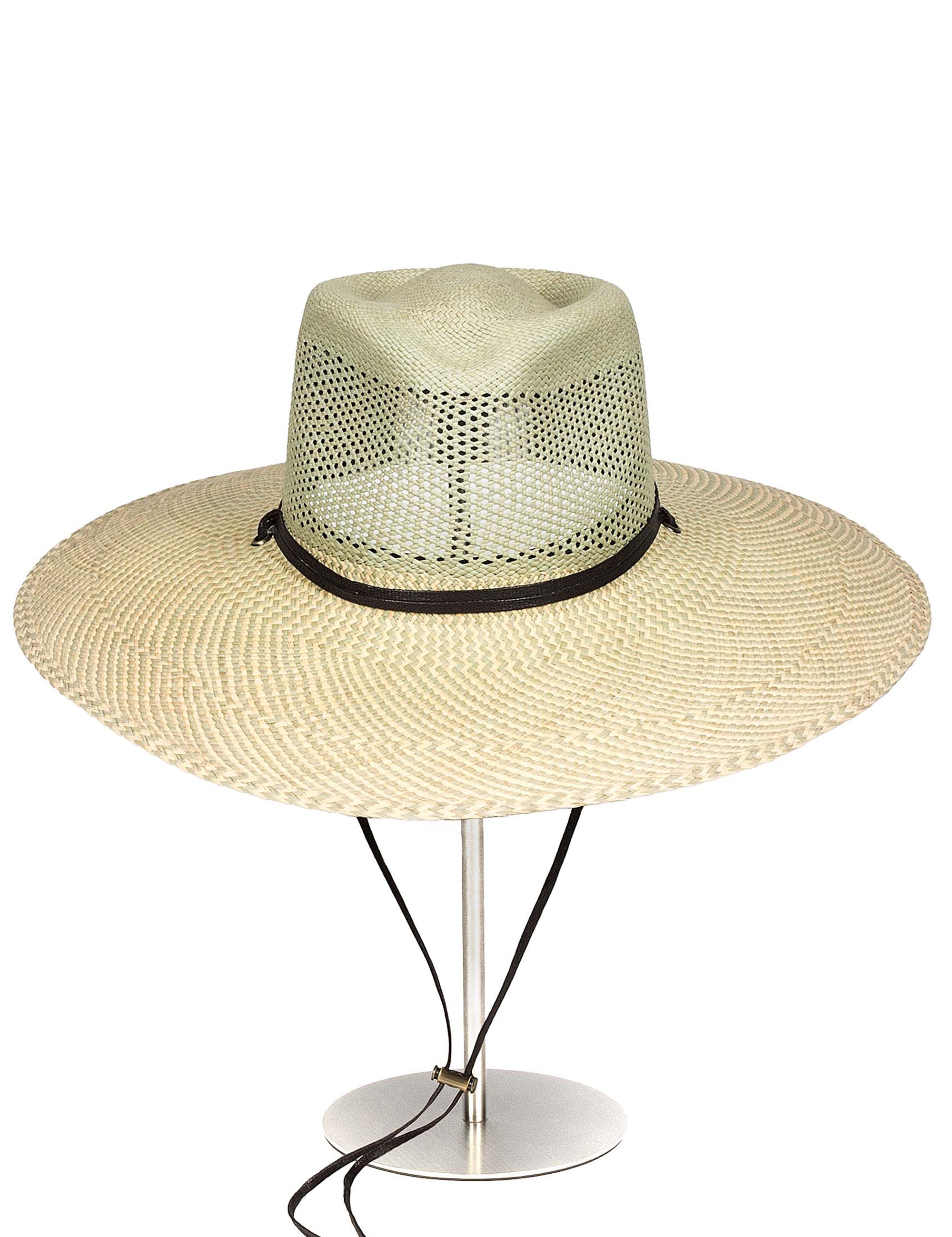 Sombrero de Paja Lili en color Aqua. Hecho de 100% paja toquilla con un cintillo decorativo de cuero. Panama hat tejido a mano en Ecuador. Tamaño Regulable.