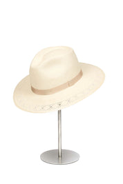 Sombrero de Paja Luna en color Nude. Hecho de 100% paja toquilla con un cintillo decorativo italiano. Panama hat tejido a mano en Ecuador. Tamaño Regulable.