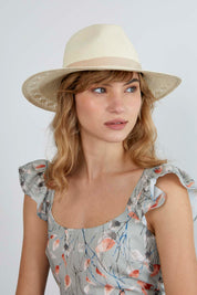 Sombrero de Paja Luna en color Nude. Hecho de 100% paja toquilla con un cintillo decorativo italiano. Panama hat tejido a mano en Ecuador. Tamaño Regulable.