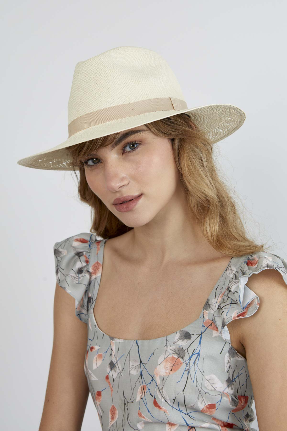 Sombrero de Paja Luna en color Nude. Hecho de 100% paja toquilla con un cintillo decorativo italiano. Panama hat tejido a mano en Ecuador. Tamaño Regulable.